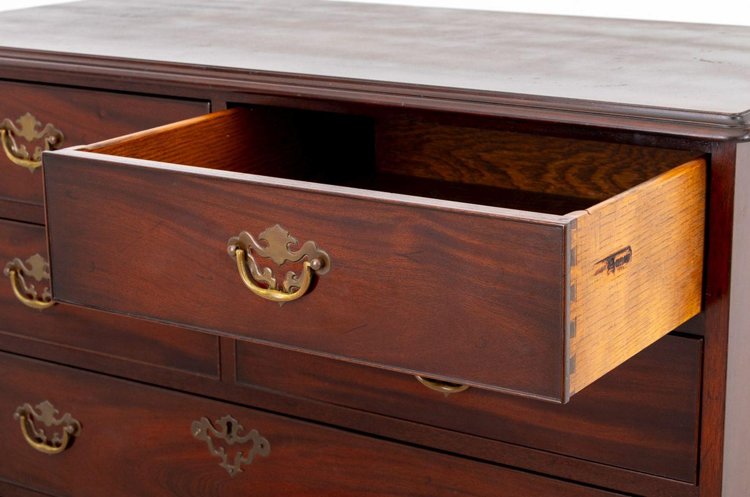 20ième siècle Grande commode en acajou de style George III en vente