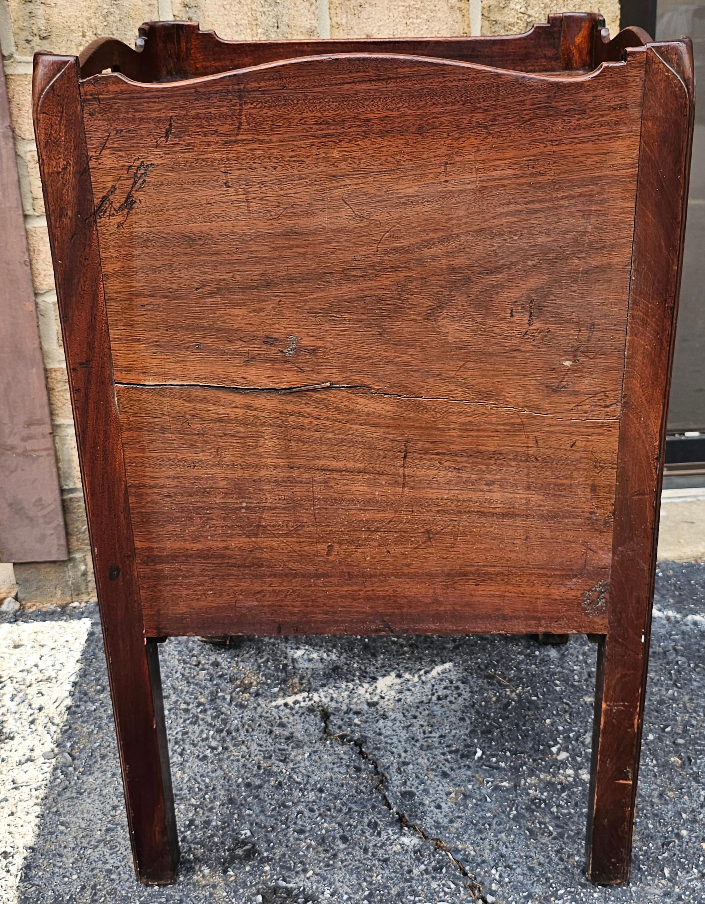 Table de chevet de style George III en acajou à portes tambour en vente 3