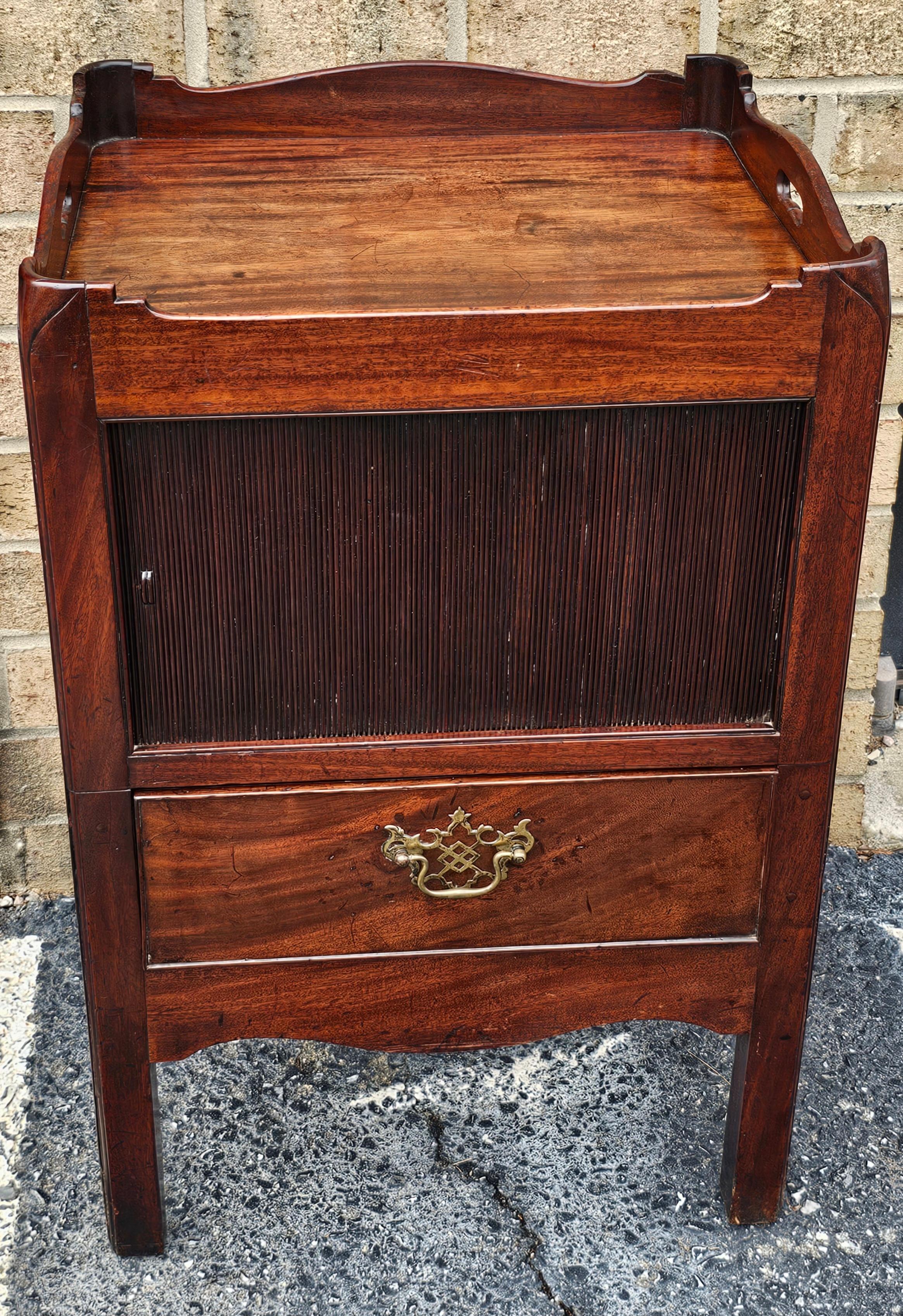 Table d'appoint à porte à tambour en acajou de style George III du début du 20e siècle, table de nuit.
Mesure 20