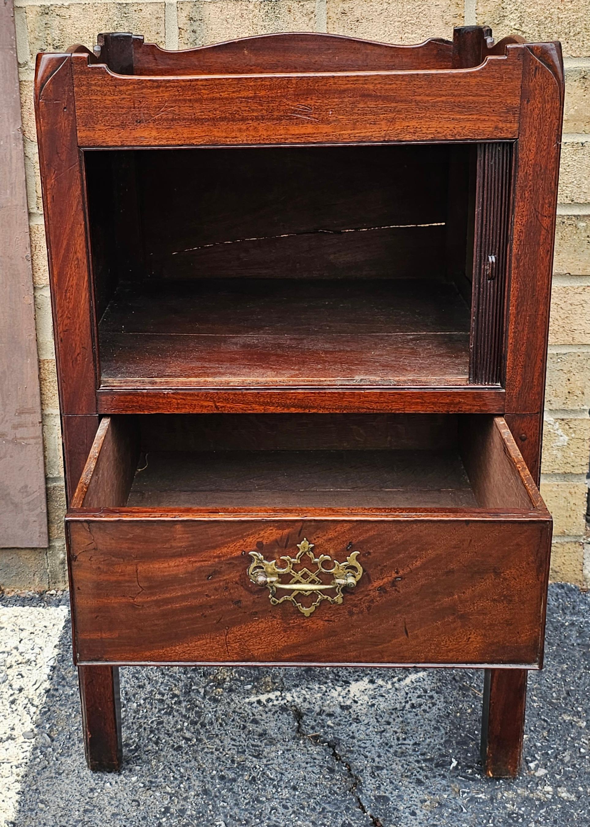 Américain Table de chevet de style George III en acajou à portes tambour en vente