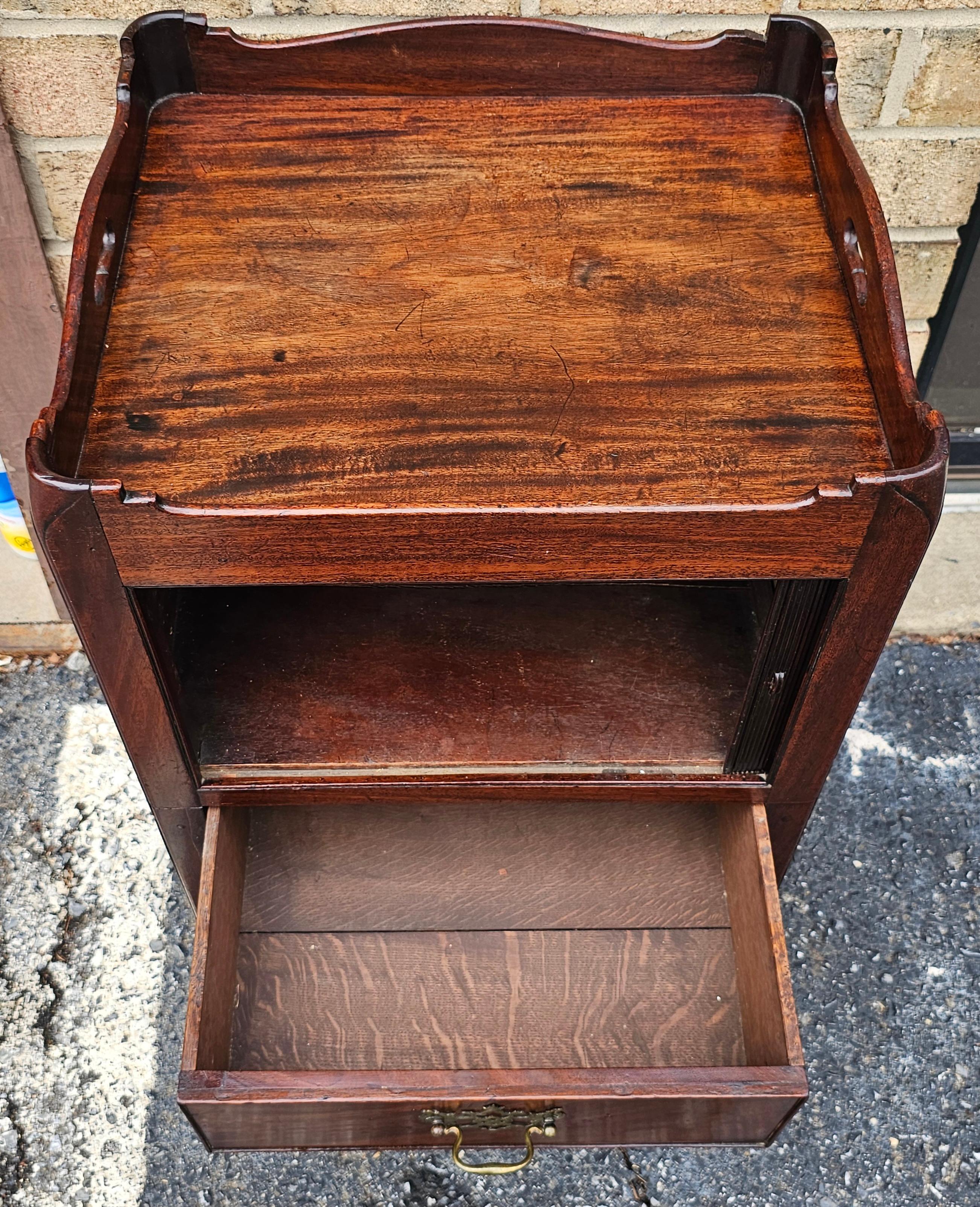 Tacheté Table de chevet de style George III en acajou à portes tambour en vente