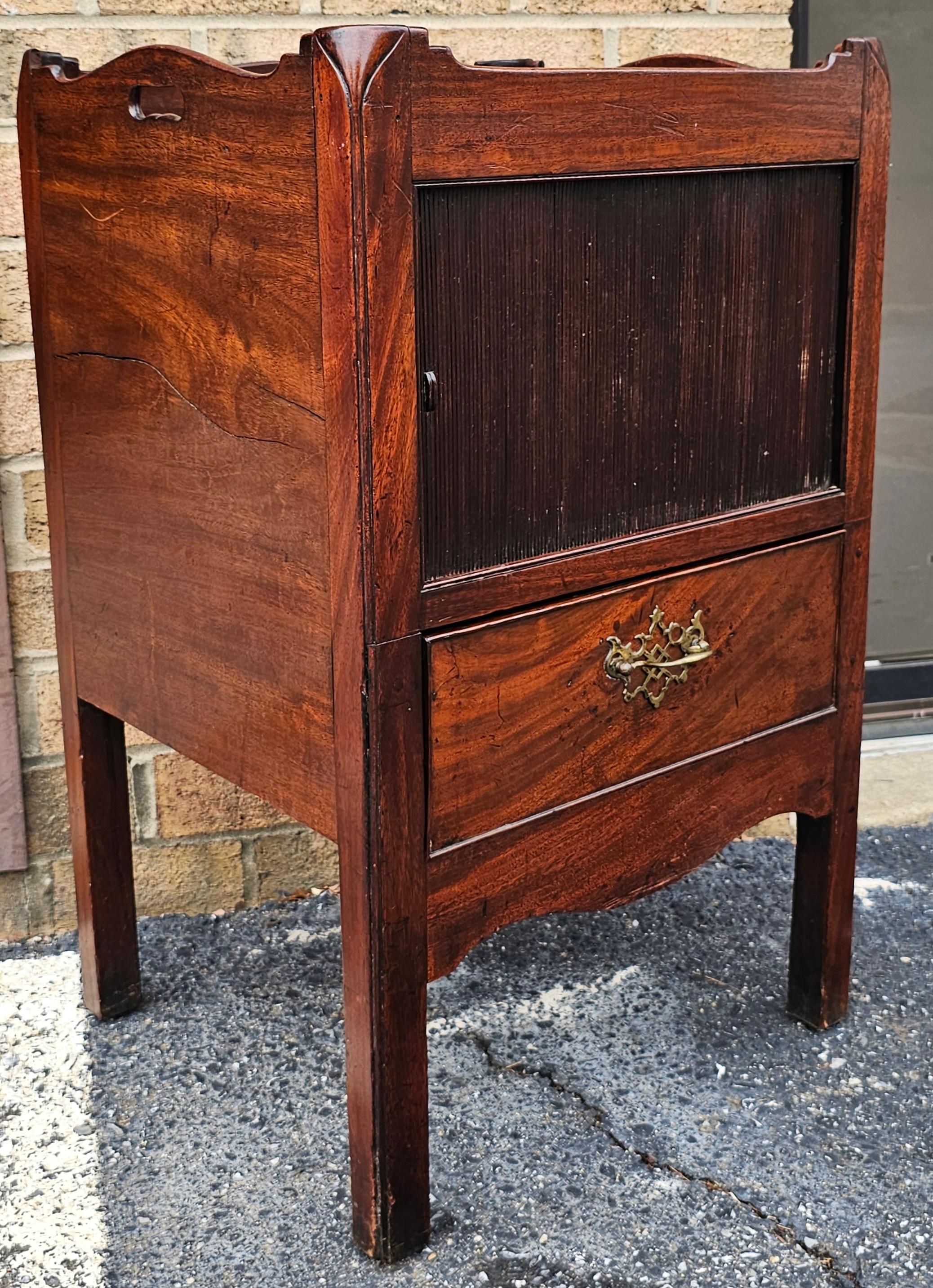 Table de chevet de style George III en acajou à portes tambour Bon état - En vente à Germantown, MD