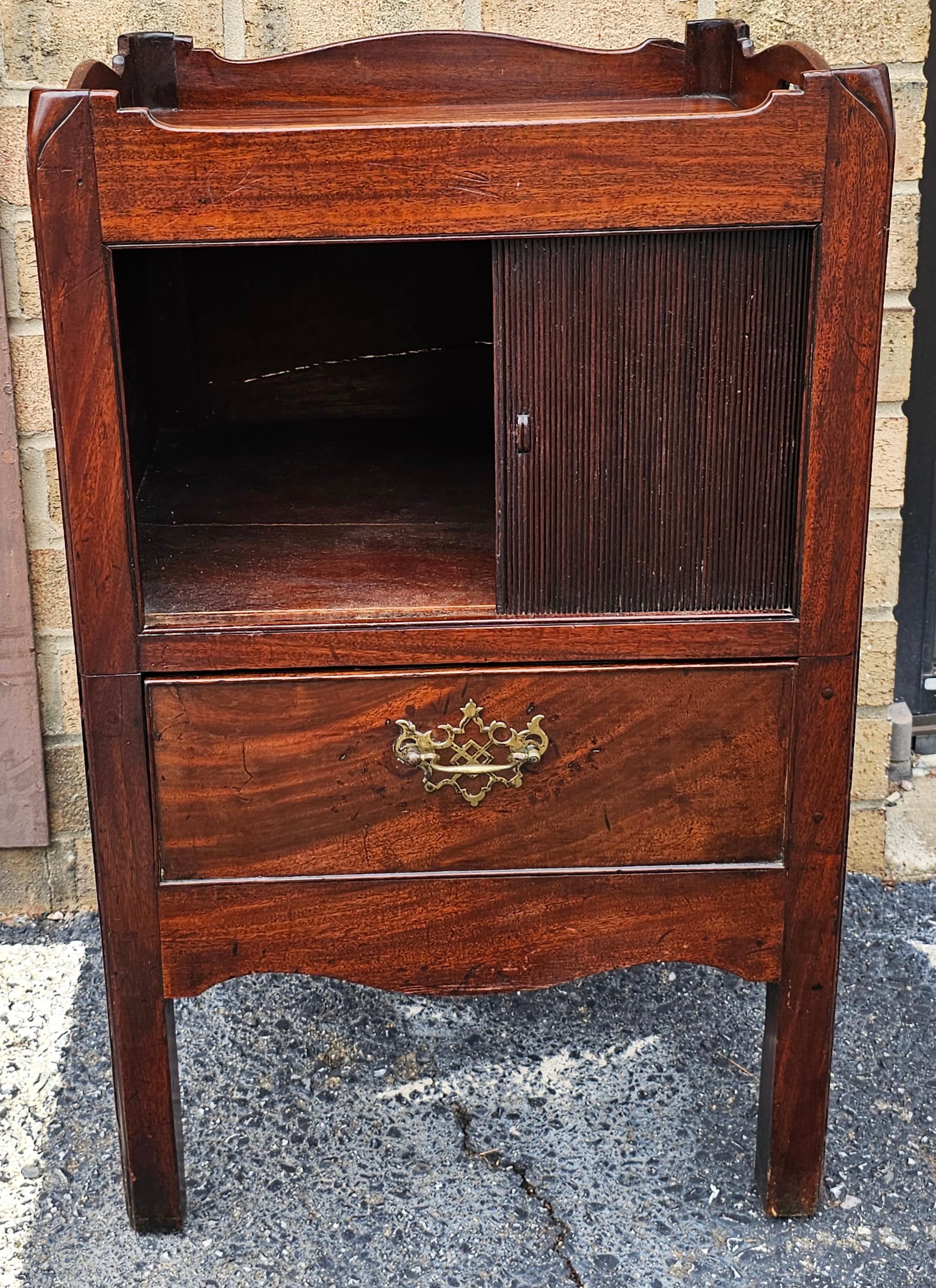 20ième siècle Table de chevet de style George III en acajou à portes tambour en vente