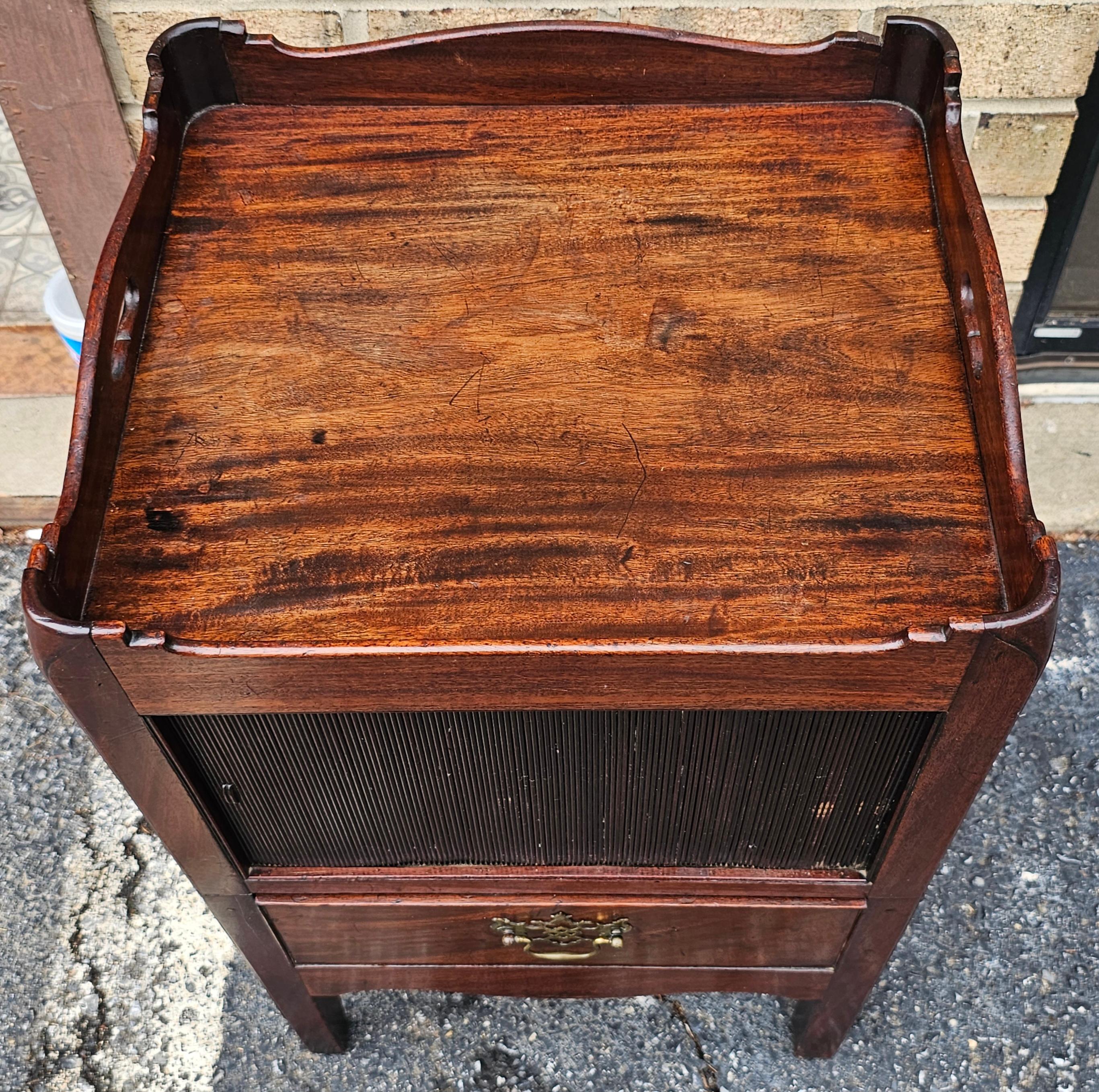 Table de chevet de style George III en acajou à portes tambour en vente 1