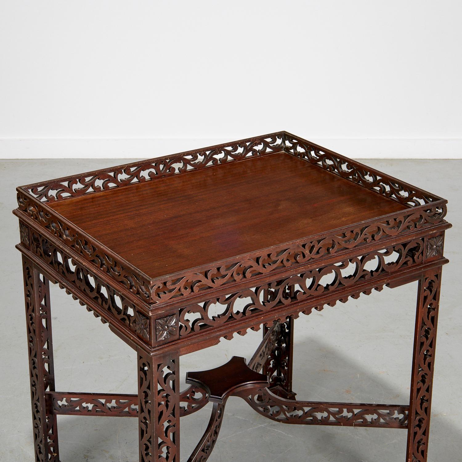 Elegante tavolino da tè in mogano traforato in stile Giorgio III, 1910-1930 circa, con galleria traforata e barelle a X, riccamente patinato e finemente dettagliato. Dalla Collection'S di Iris Apfel, che riflette la passione della celebre stilista