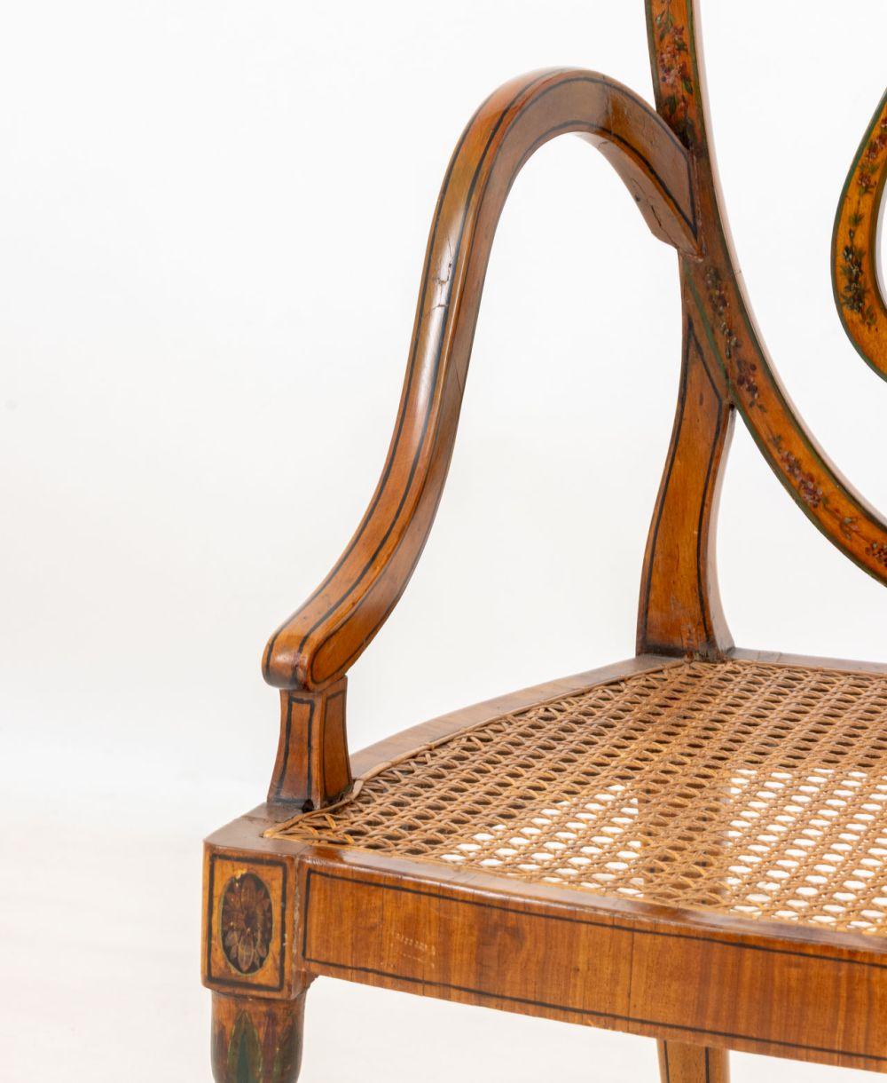 20ième siècle Paire de fauteuils en bois satiné peint de style George III en vente