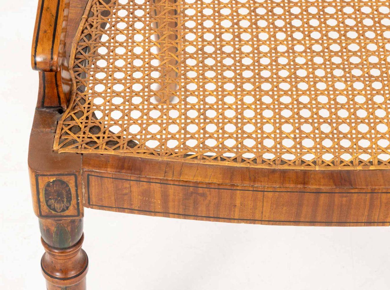 Canne Paire de fauteuils en bois satiné peint de style George III en vente