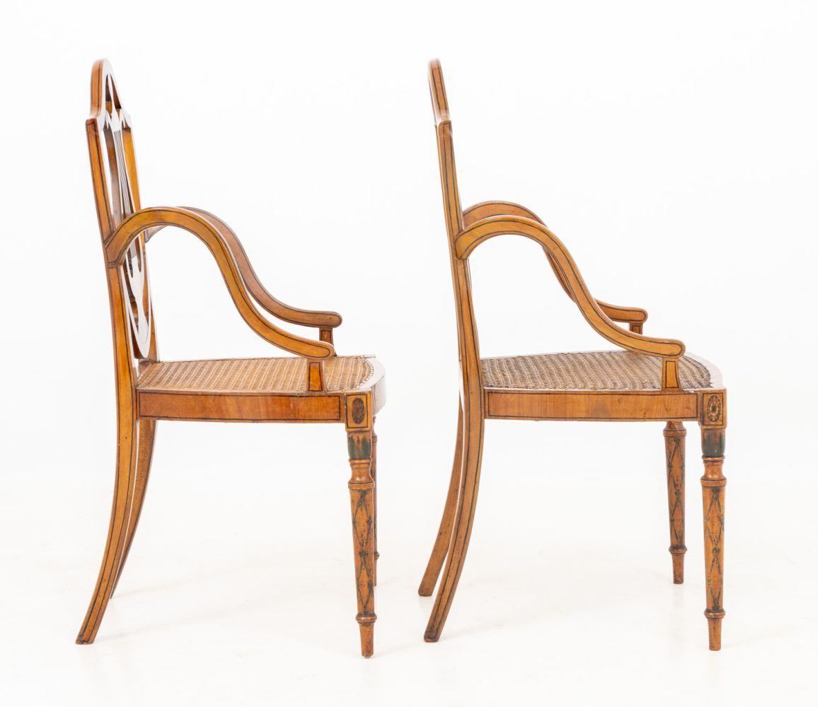 Paire de fauteuils en bois satiné peint de style George III en vente 1
