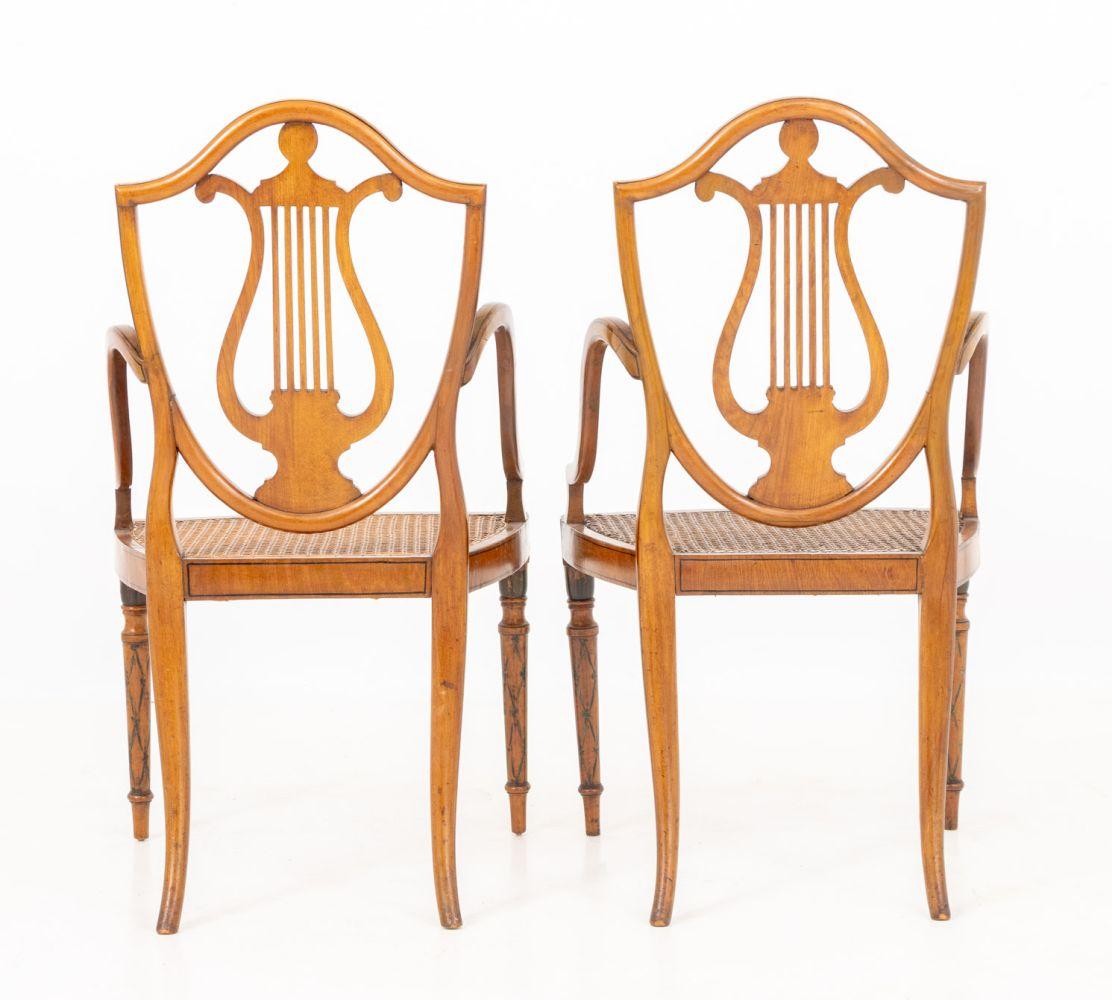 Paire de fauteuils en bois satiné peint de style George III en vente 2