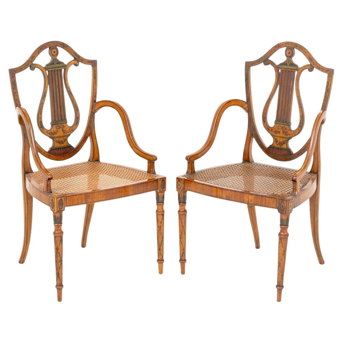Paire de fauteuils en bois satiné peint de style George III