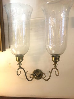 Par de apliques de pared de latón forjado, estilo Jorge III, con portavelas de cristal