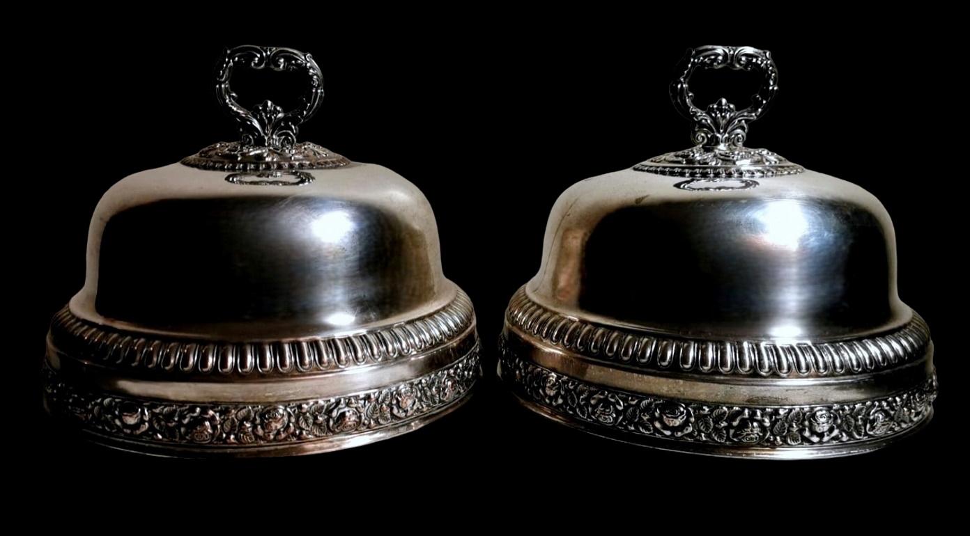 We kindly suggest you read the whole description, because with it we try to give you detailed technical and historical information to guarantee the authenticity of our objects.
Exceptional pair of round domed English lids for meat dishes in