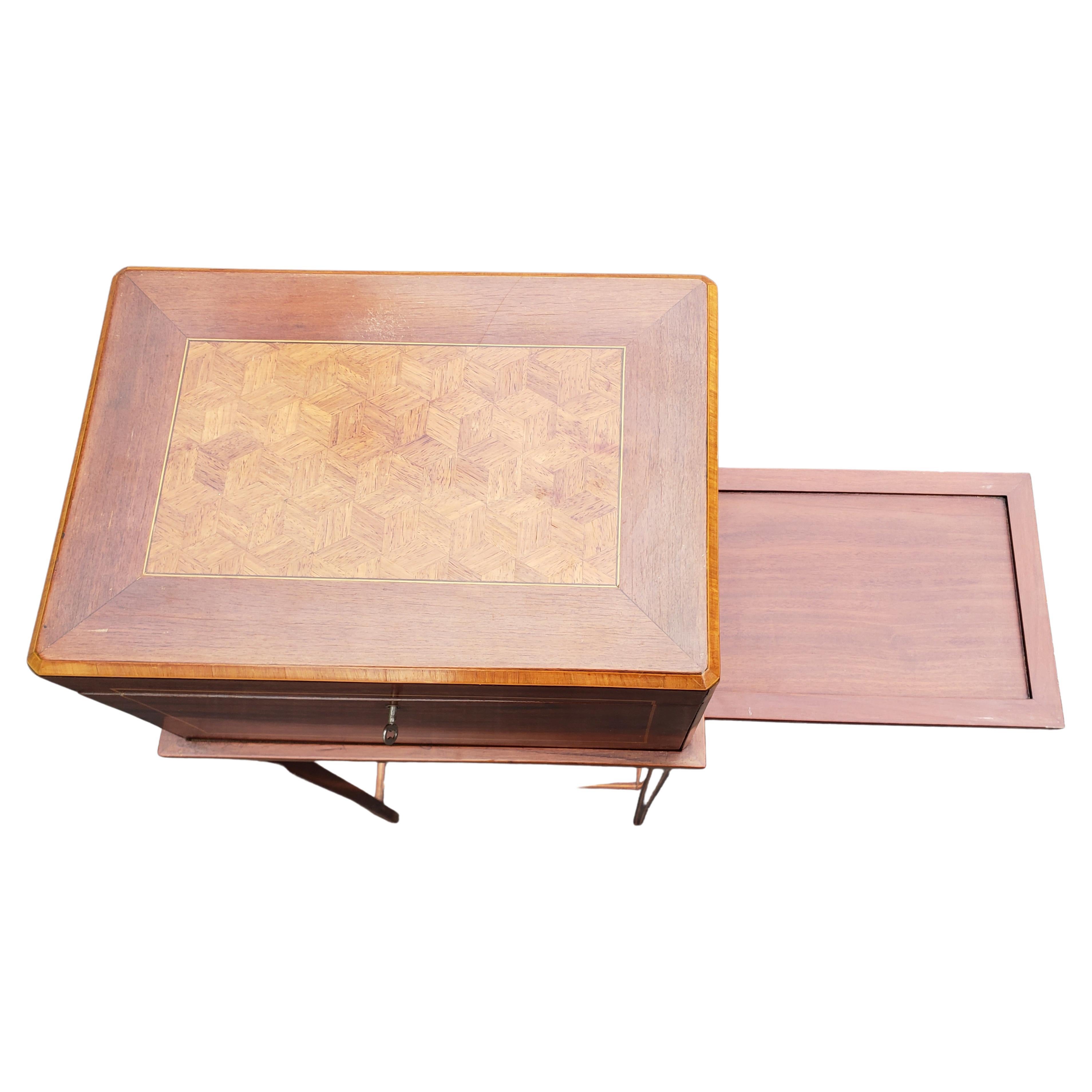 Boîte à commode de style George III en parqueterie d'acajou et citronnier sur pied avec plateau en vente 7