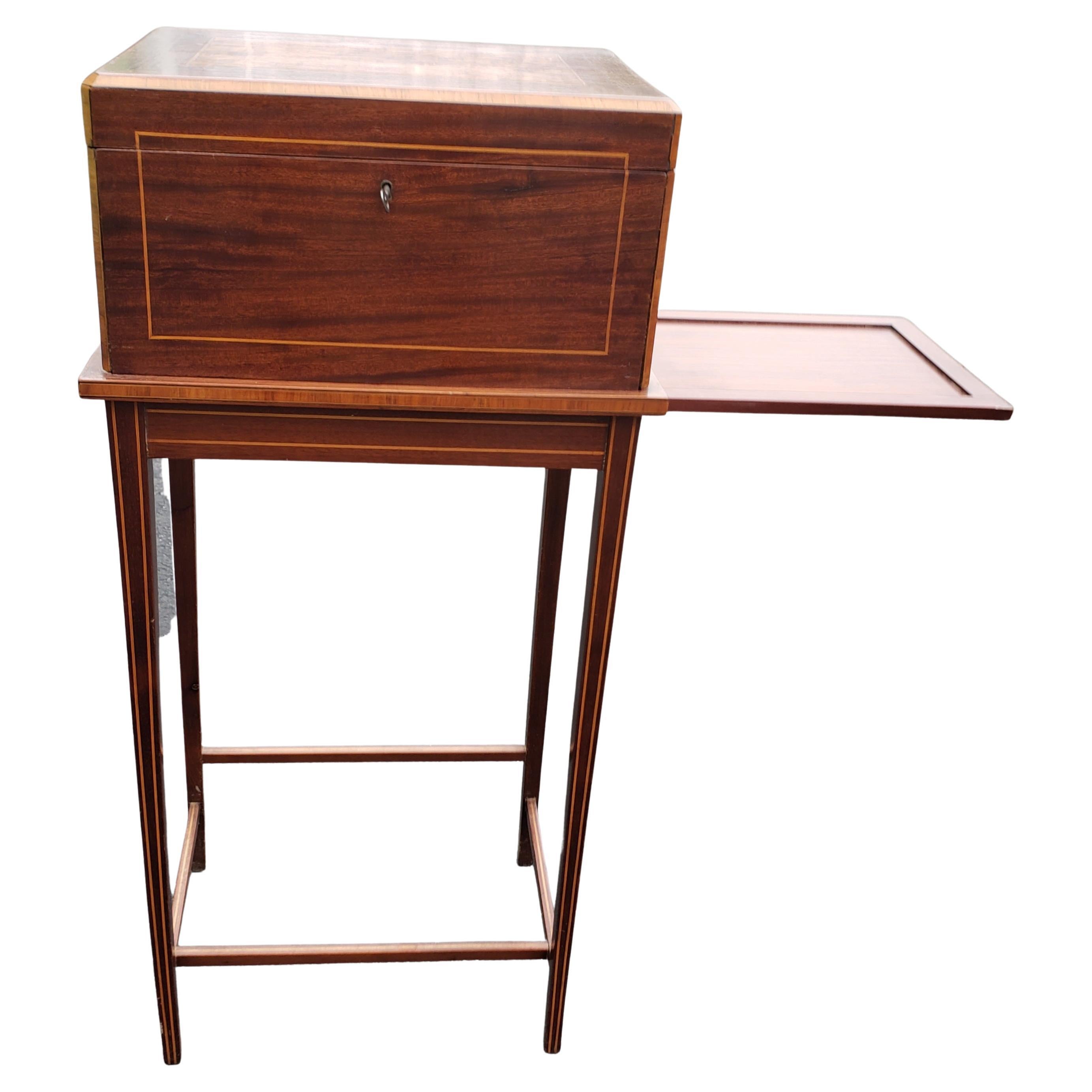 Incrusté Boîte à commode de style George III en parqueterie d'acajou et citronnier sur pied avec plateau en vente