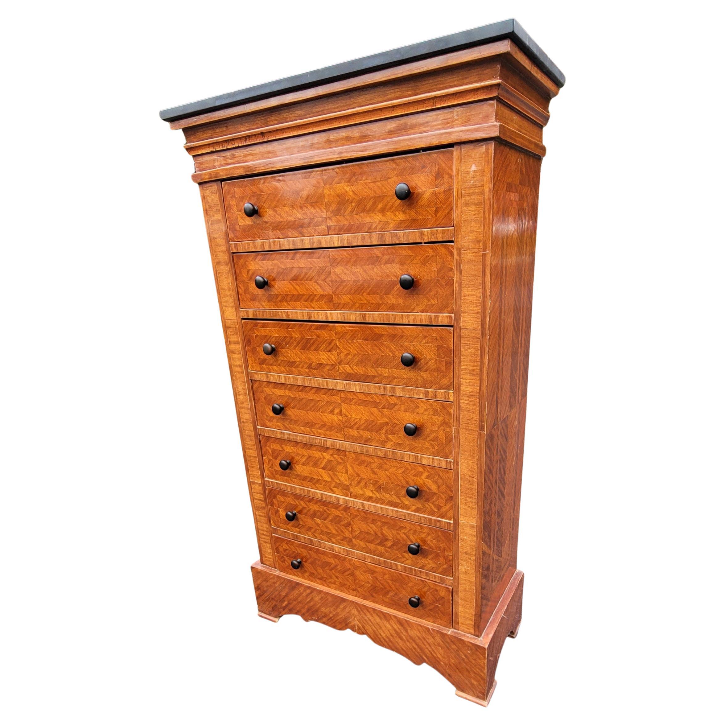 Cassettone a sette cassetti in mogano, noce e pino intarsiato in stile Giorgio III con piano in pietra rimovibile. Il piano in pietra originale potrebbe essere stato sostituito, così come i tiranti dei cassetti.
Condizioni vintage molto buone.