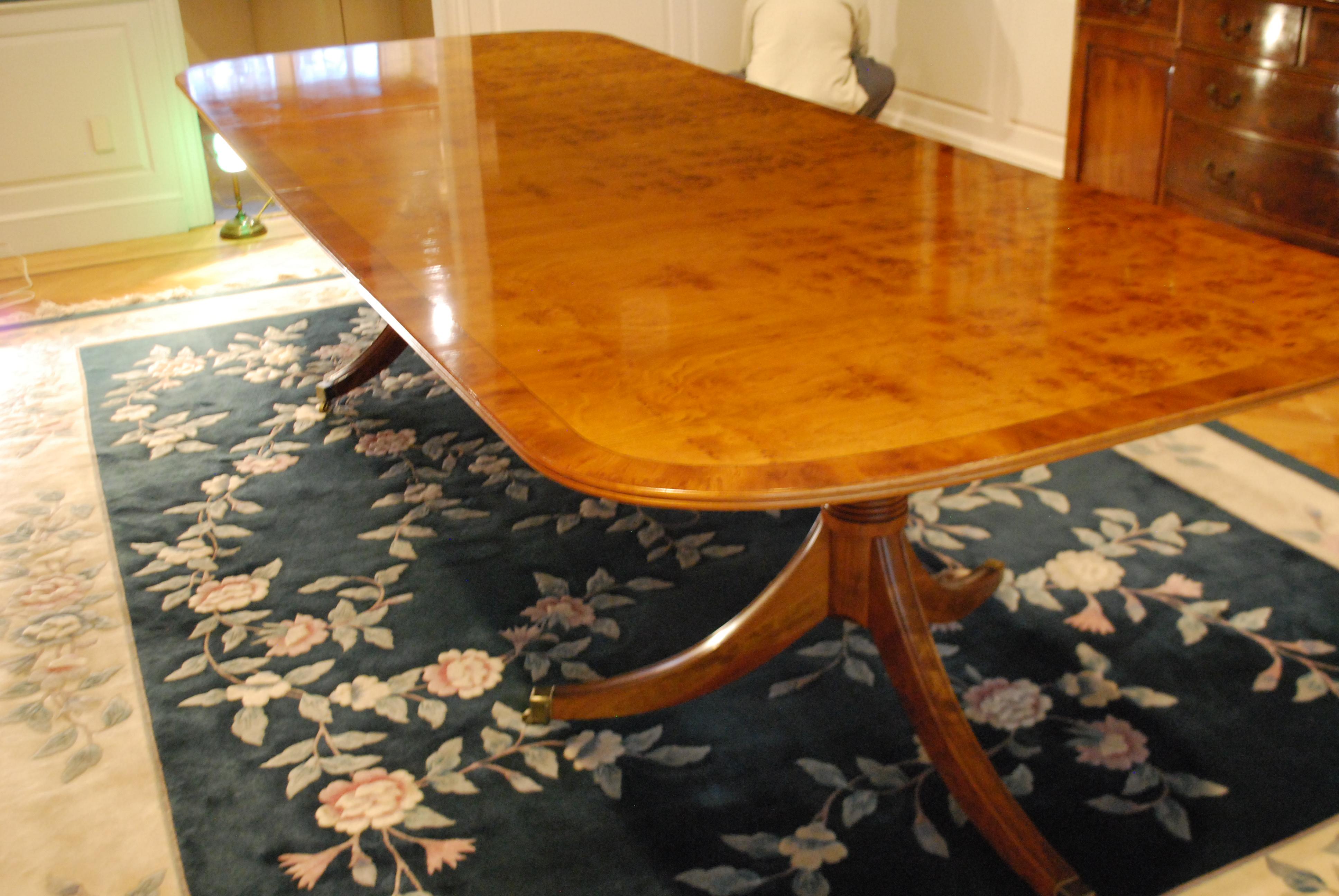 George III Style Pedestal Table in Yewood In Good Condition In Southampton, NY