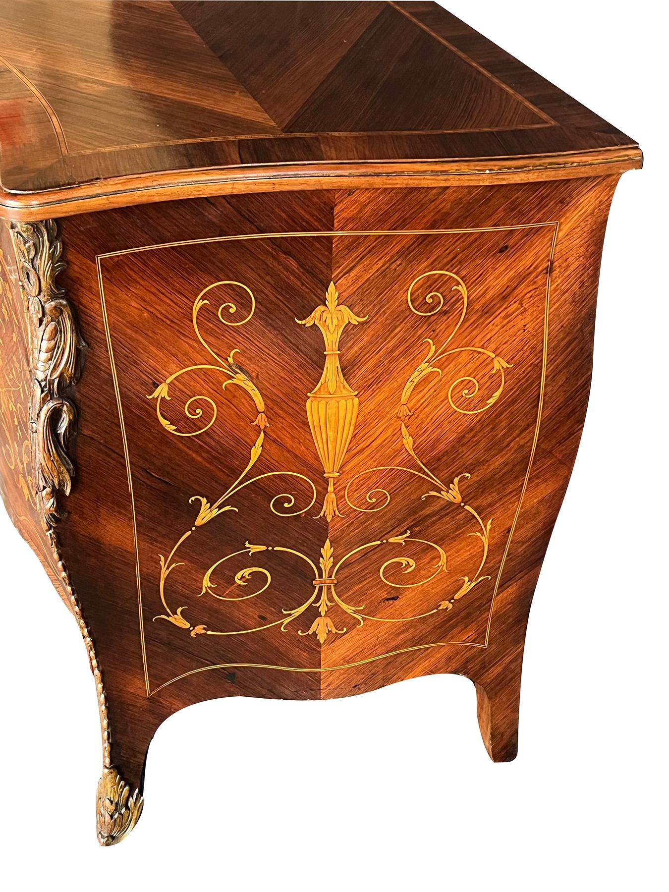 Inglese Armadio Bombé intarsiato in legno di palissandro in stile George III di John Cobb in vendita