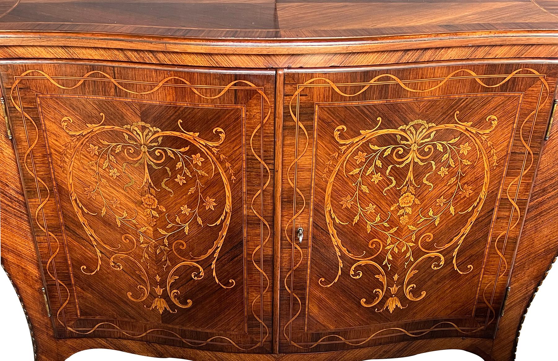 Marqueterie Armadio Bombé intarsiato in legno di palissandro in stile George III di John Cobb in vendita