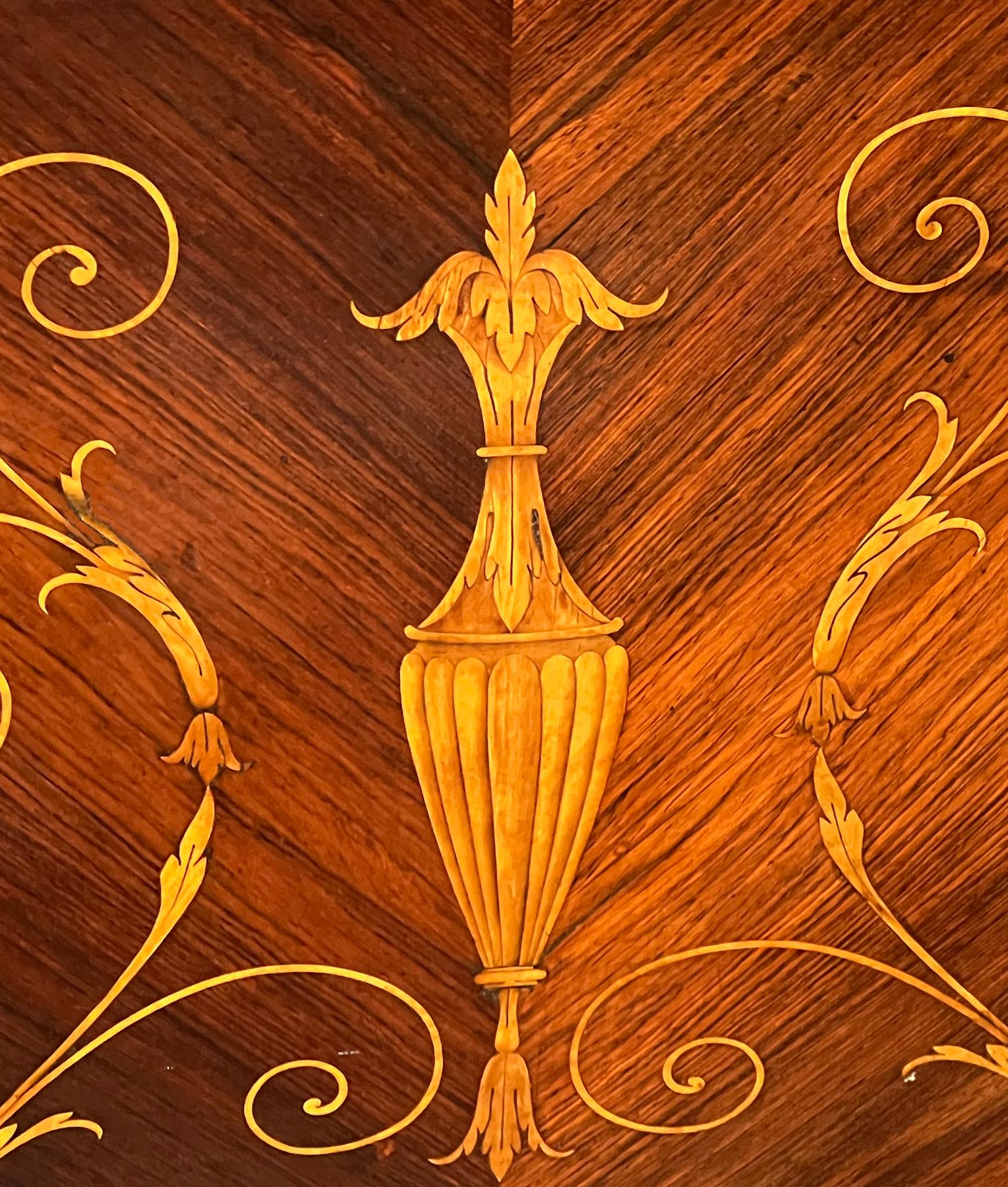 Armadio Bombé intarsiato in legno di palissandro in stile George III di John Cobb in vendita 1