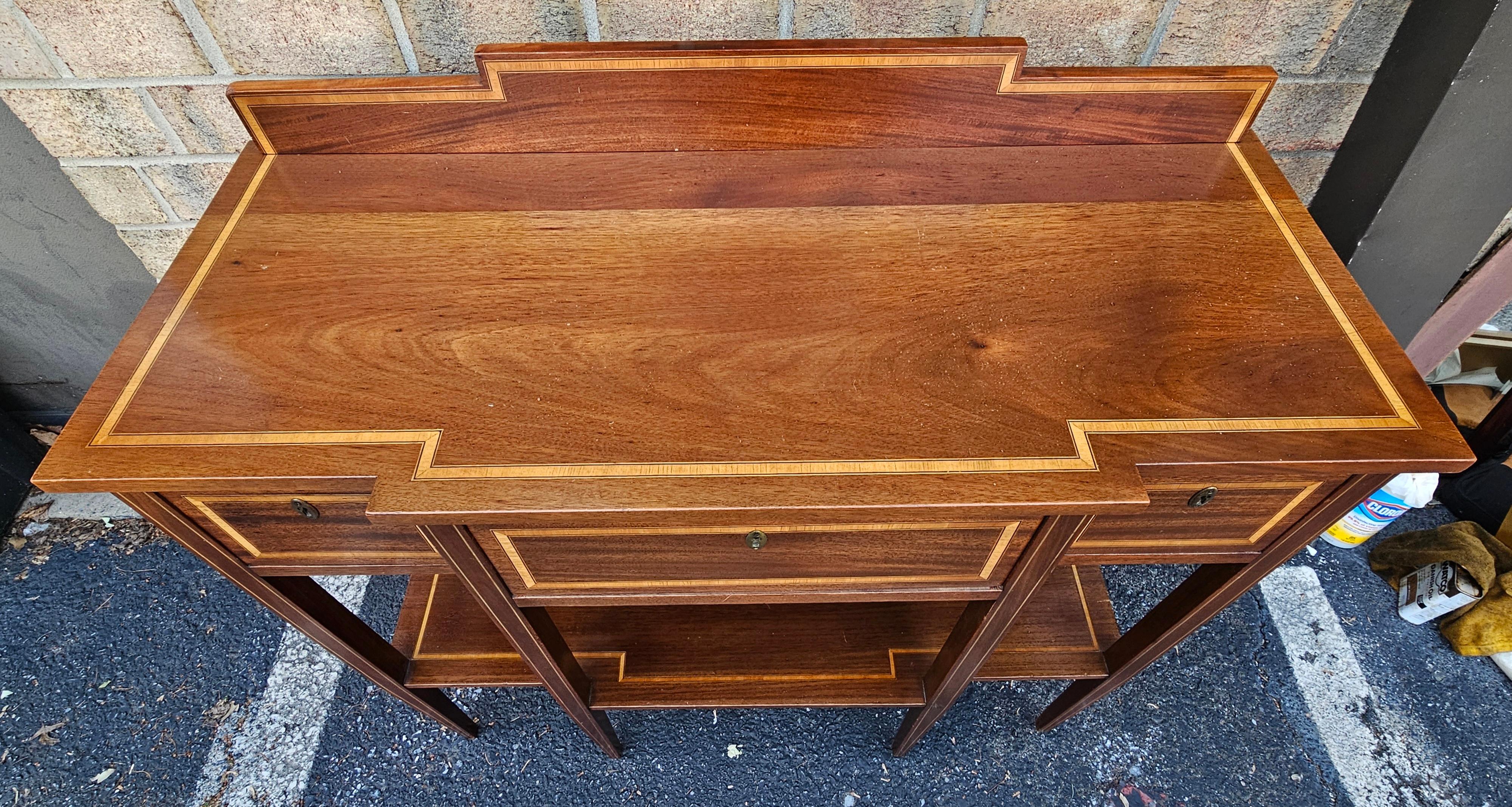 Mesa de servicio de caoba con incrustaciones de madera satinada estilo Jorge III en venta 3