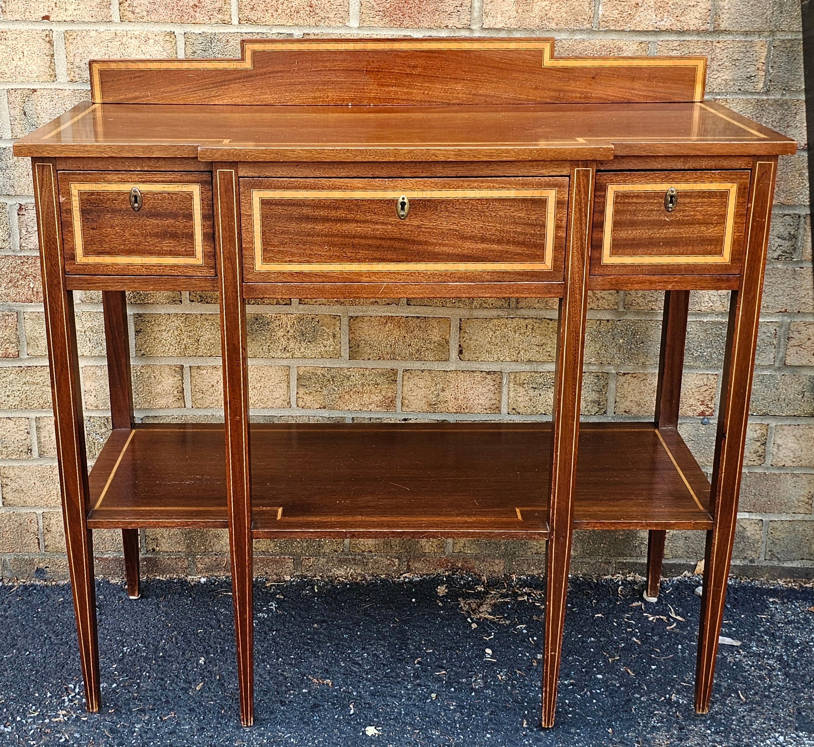 Mesa de servicio de caoba con incrustaciones de madera satinada estilo Jorge III Biedermeier en venta