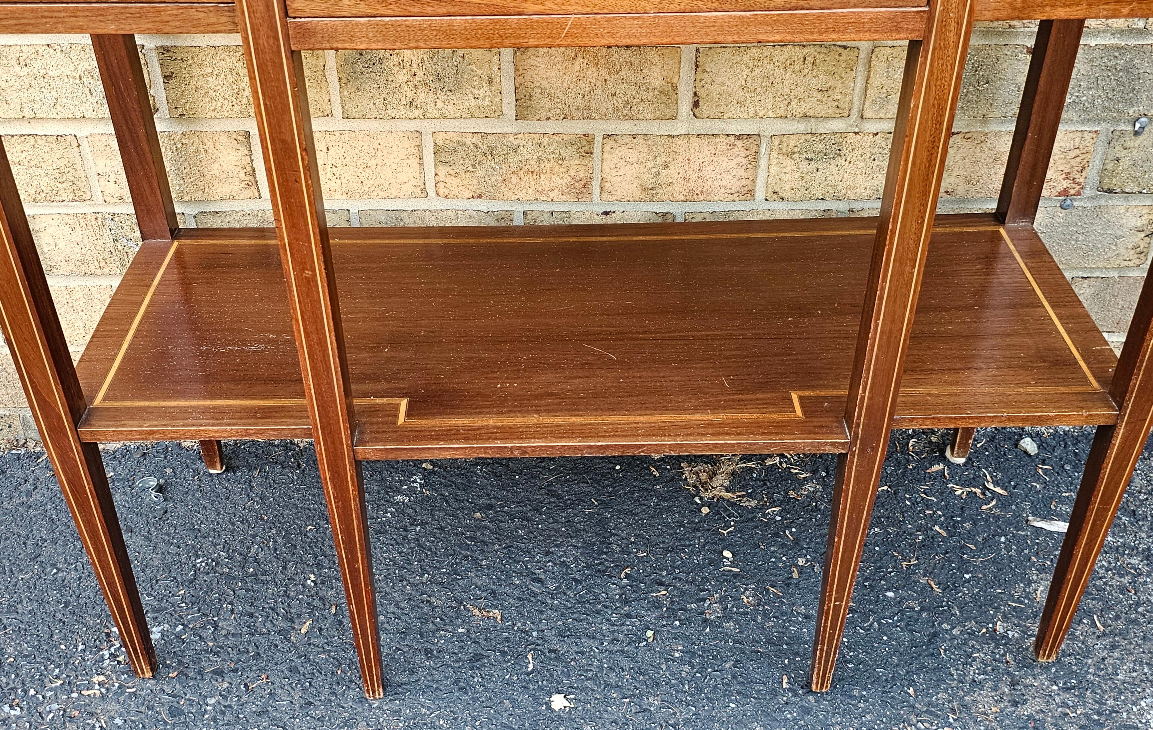 Mesa de servicio de caoba con incrustaciones de madera satinada estilo Jorge III Estadounidense en venta