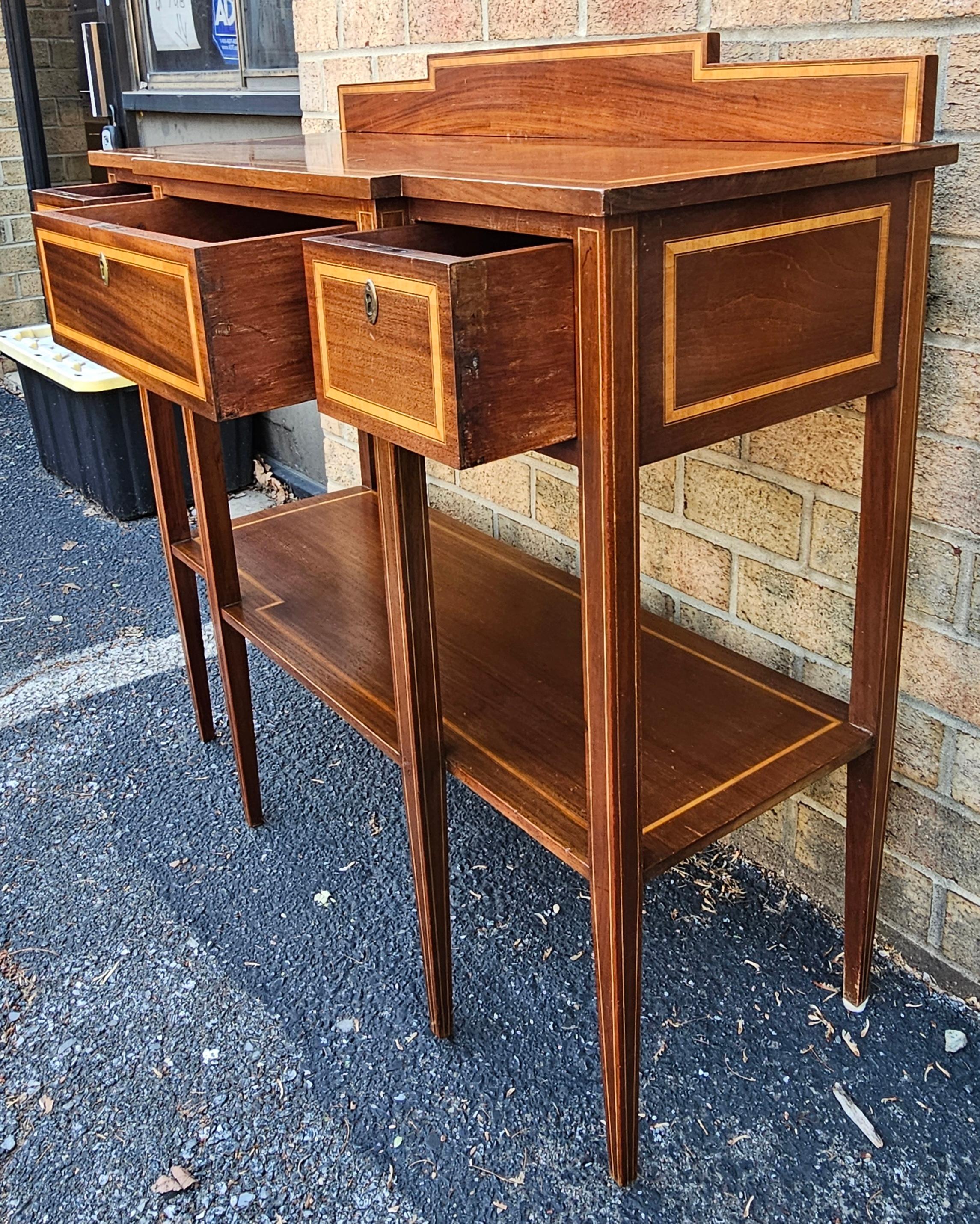 20ième siècle George III Style Satinwood Inlaid Mahogany Serving Table en vente