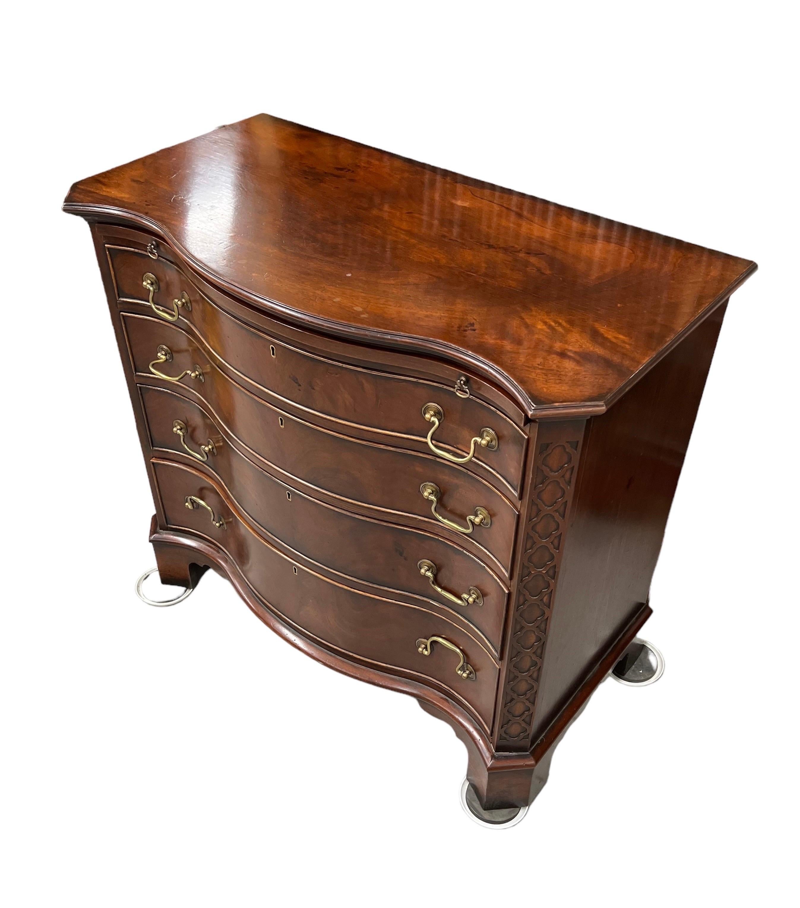 George III Style Serpentine Mahogany Chest of Drawers In Good Condition For Sale In New York, NY