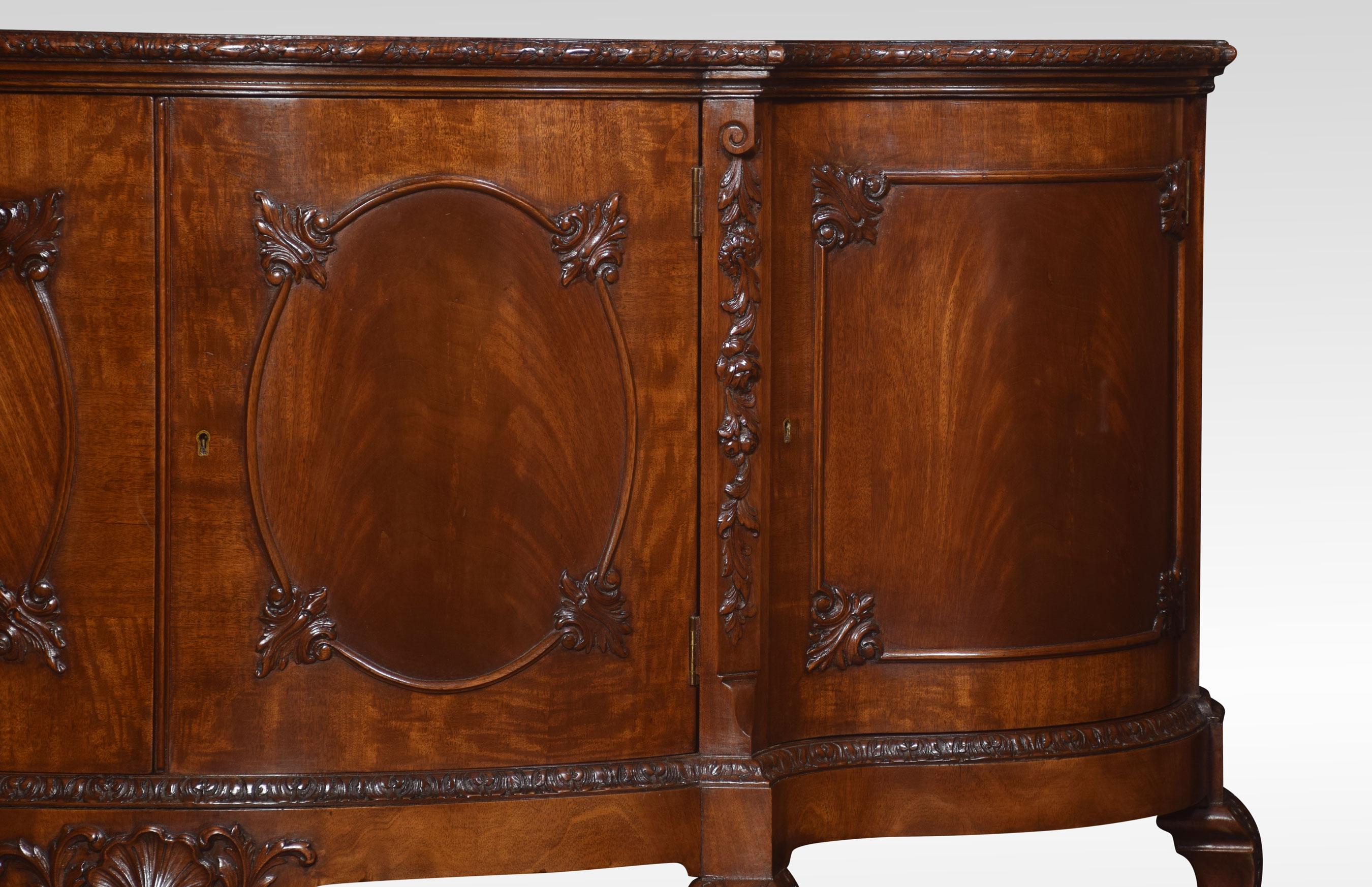 George III Style Serpentine Mahogany Sideboard In Good Condition In Cheshire, GB