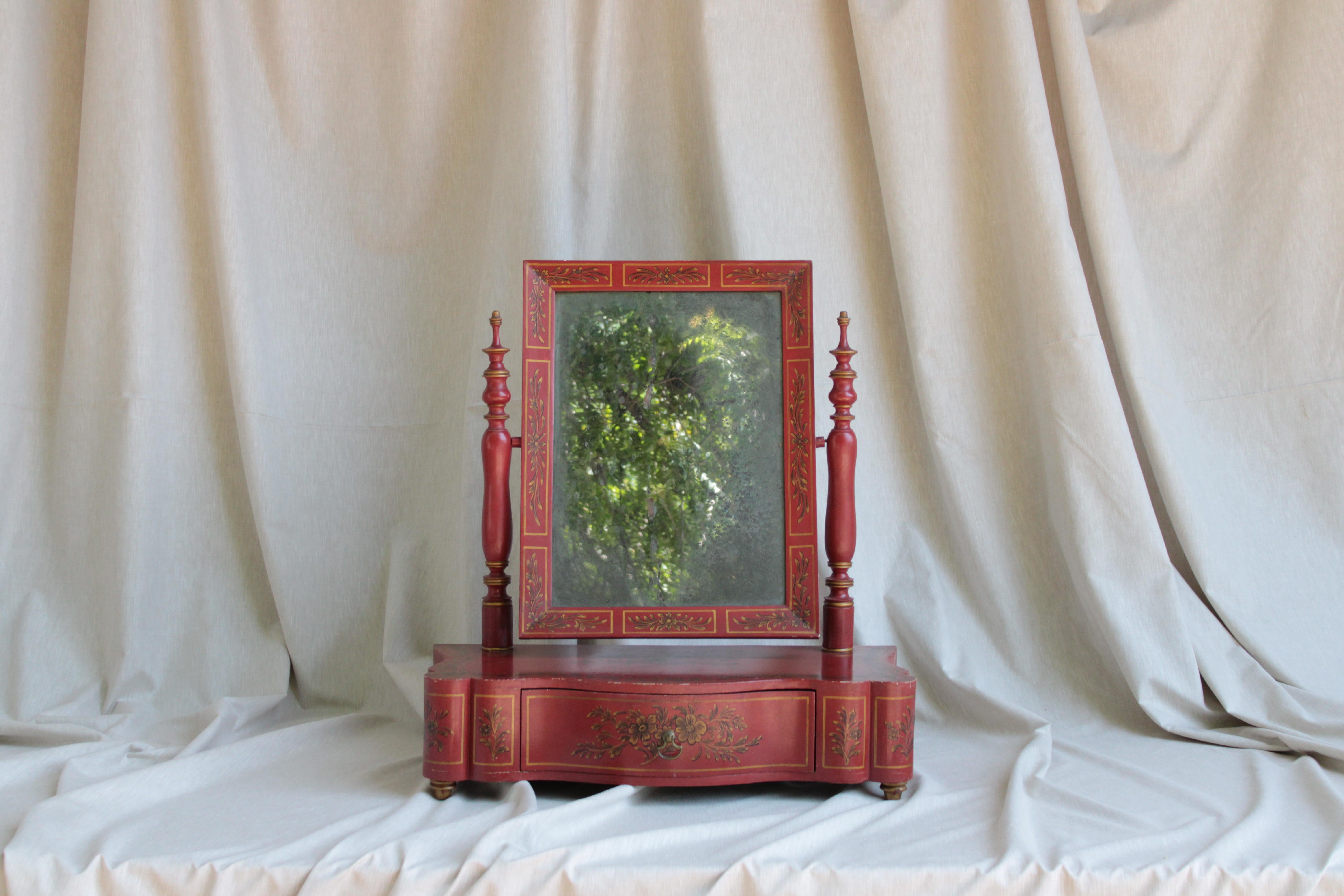 Tischspiegel im Stil von George III., rot und gold lackiert, Originalspiegel.

Ein Tischspiegel im George-III-Stil, der während der Herrschaft von König George III. von Großbritannien, die von 1760 bis 1820 dauerte, beliebt war. Diese Spiegel weisen