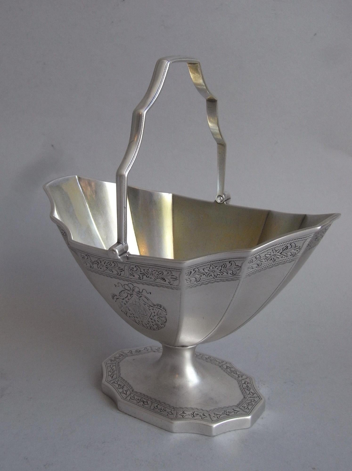Un beau panier à sucre George III fabriqué à Londres en 1793 par John Denzilow.

Le panier repose sur un pied piédestal en forme qui est décoré d'une bande de motifs feuillagés sur un fond de points de piqûre. Le corps principal en forme de panneau