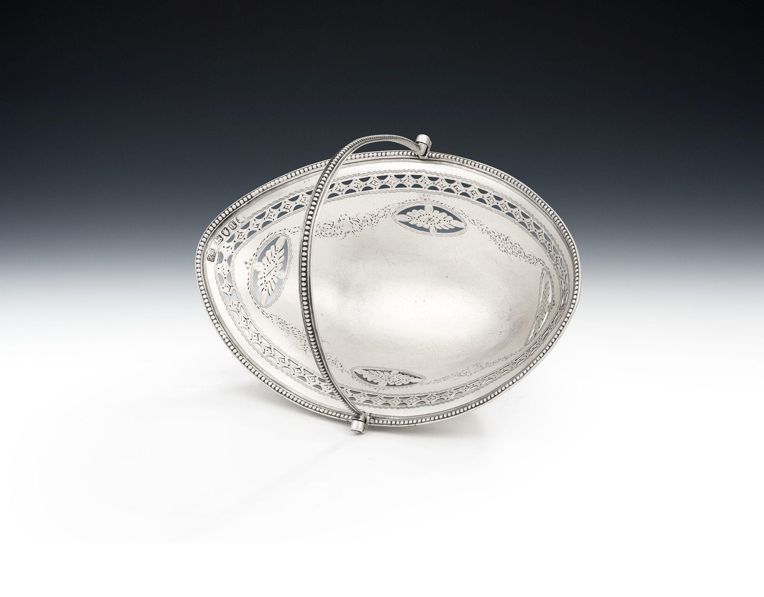 Fina cesta para dulces de Jorge III fabricada en Londres en 1786 por Hester Bateman.

El cesto se alza sobre un pie oval decorado con una banda de cuentas y perforado con cubos horizontales y redondeles.  El borde y el asa abatible arqueada también