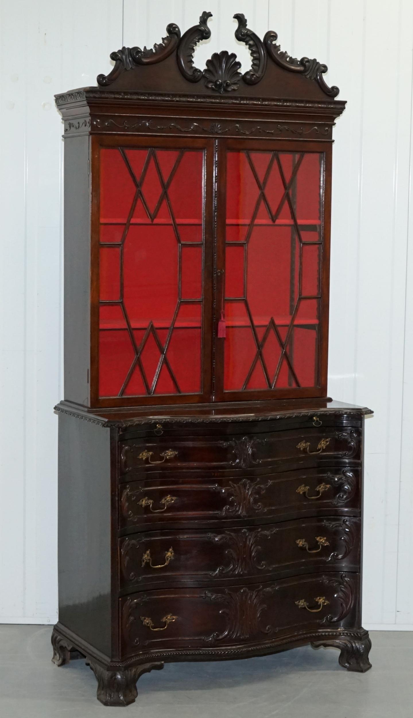 We are delighted to offer for sale this stunning George III Thomas Chippendale style mahogany bookcase on serpentine chest of drawers

A glorious find, truly stunning, after original Thomas Chippendale pieces, circa 1800.

The chest of drawers