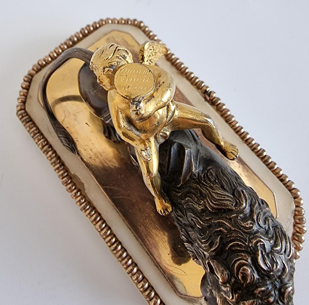 George III Thomas Weeks Briefbeschwerer mit Amor, der auf einem Löwen reitet (Frühes 19. Jahrhundert) im Angebot