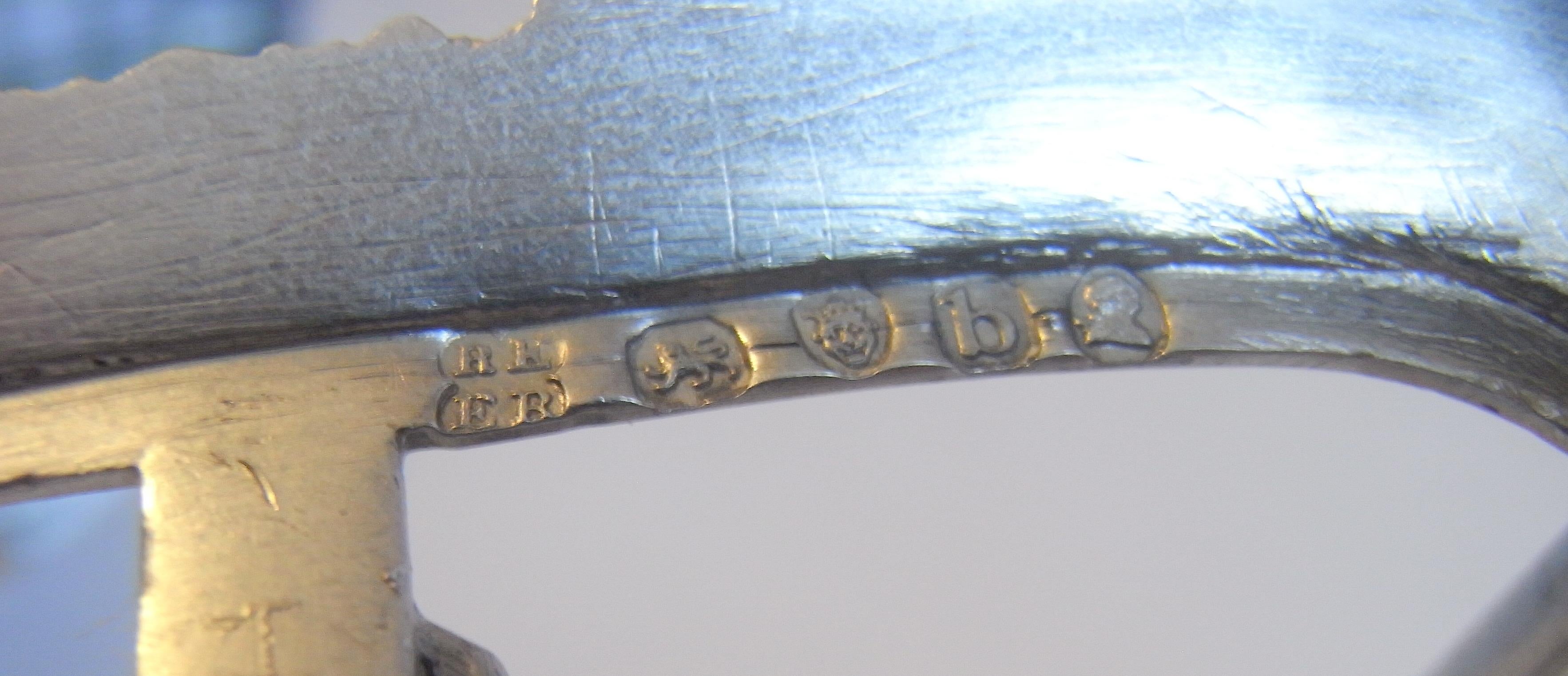 Rarísimo e inusual tostador Jorge III fabricado en Londres en 1817 por Emes & Barnard.

Este inusual tostador Jorge III fue fabricado por Emes & Barnard en 1817, a la manera de Paul Storr.  Esta pieza se alza sobre cuatro patas aladas de fundición,