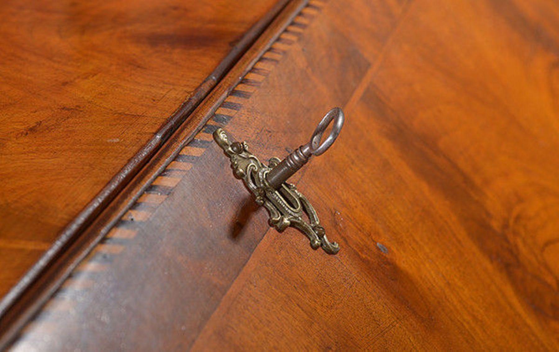 George III Walnut & Feather Banded Bureau In Good Condition For Sale In Hemel Hempstead, Hertfordshire