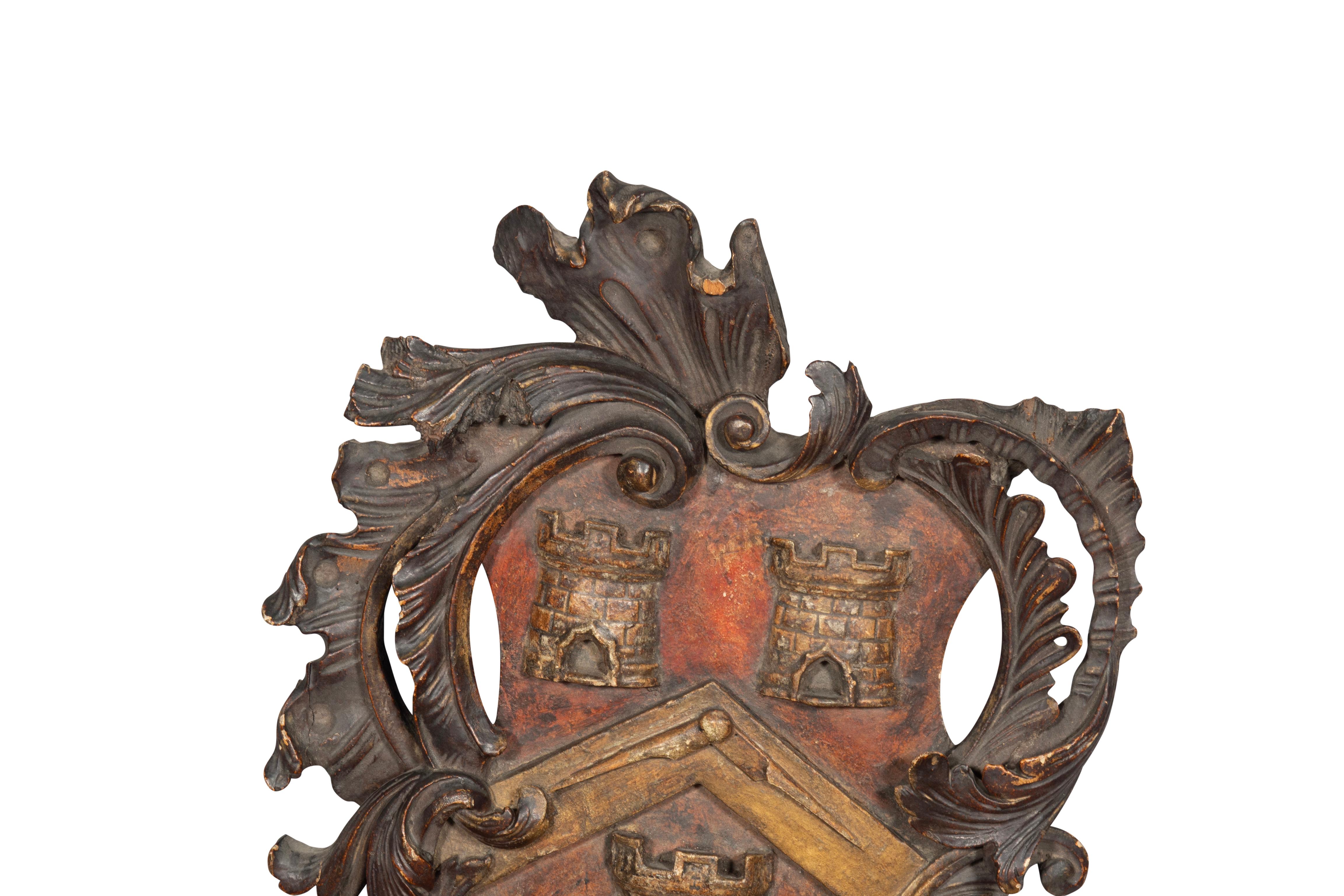 Ben scolpito con cornice rocaille intagliata che racchiude uno stemma composto da tre castelli e una bussola. Alla base ha un volto intagliato. Un tempo appeso sullo yacht Paraffin e proveniente dalla collezione di Michael Kittredge. Perdita sul