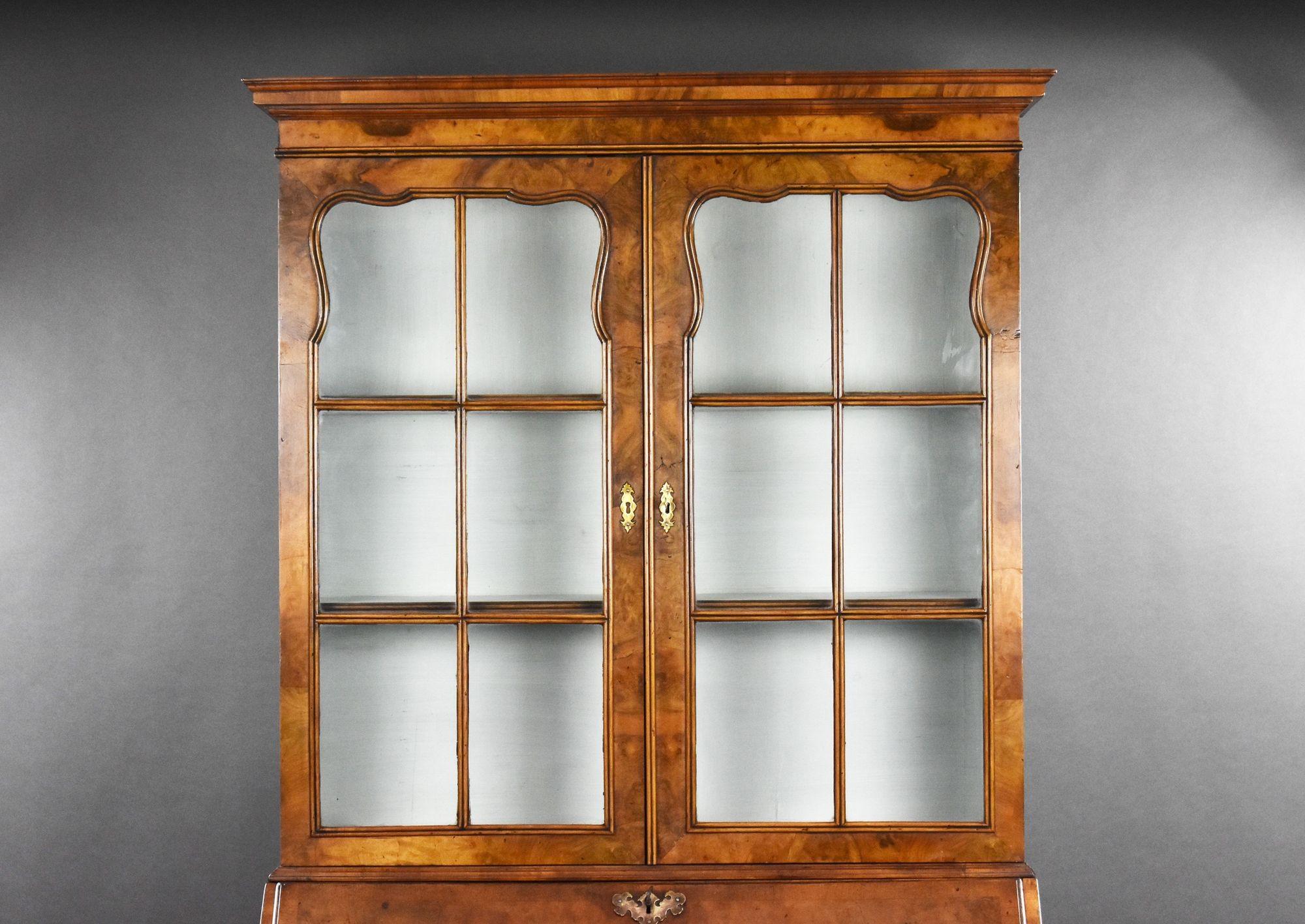 Libreria Bureau di George III e successive (la parte superiore è stata aggiunta più tardi, nel XX secolo) con ante vetrate nella parte superiore che racchiudono due ripiani regolabili; sotto la parte superiore, quando la caduta è abbassata,