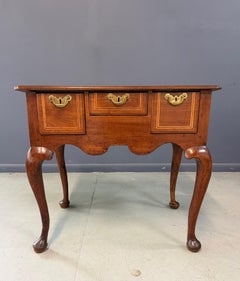 Tavolo da toeletta basso in noce di Giorgio III, inglese, 1770 circa, con incastonatura in legno di bosso