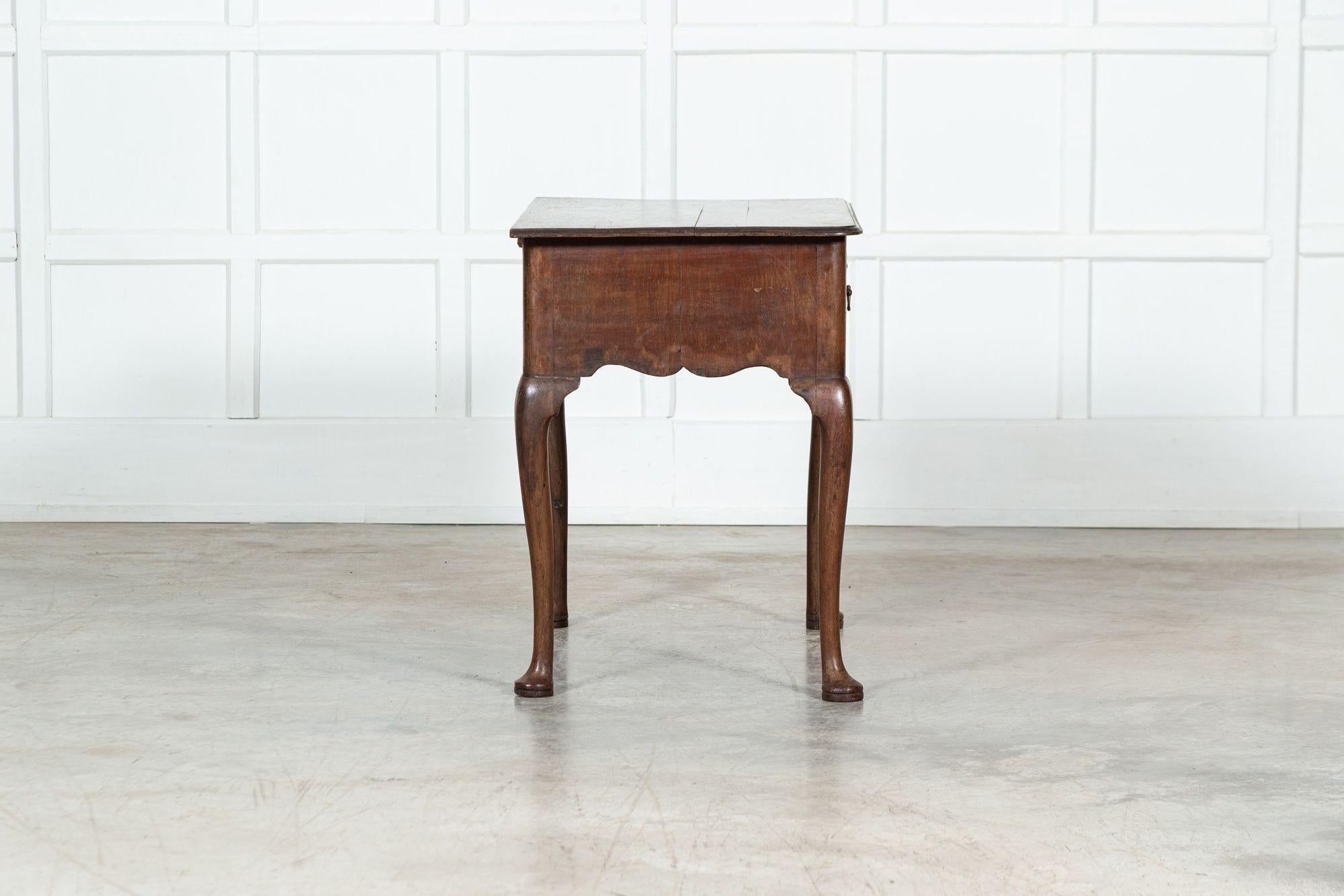 Buffet bas en noyer George III en vente 5