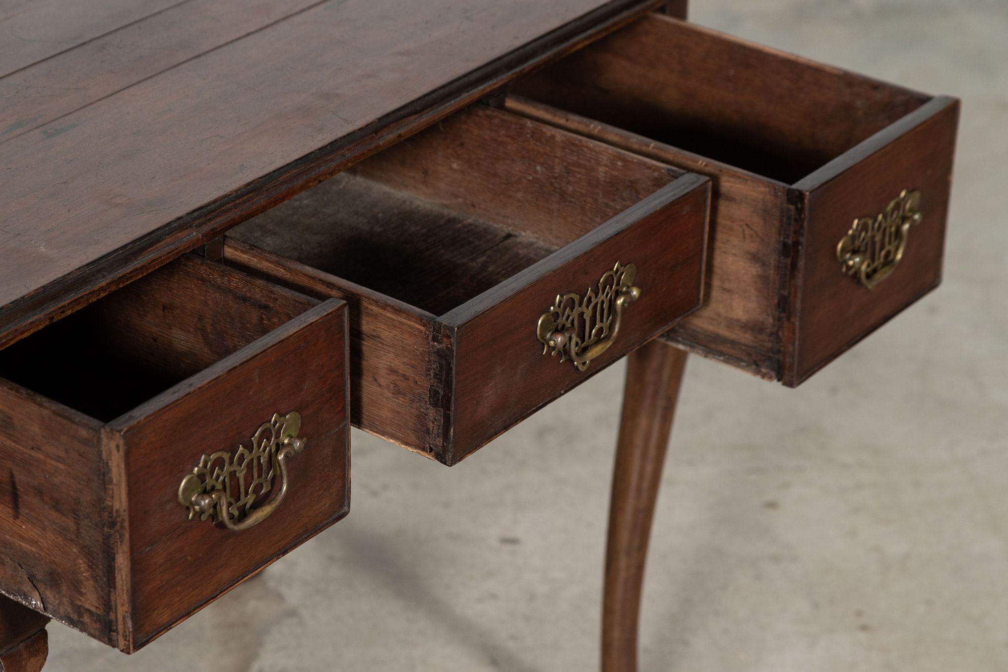Buffet bas en noyer George III en vente 9