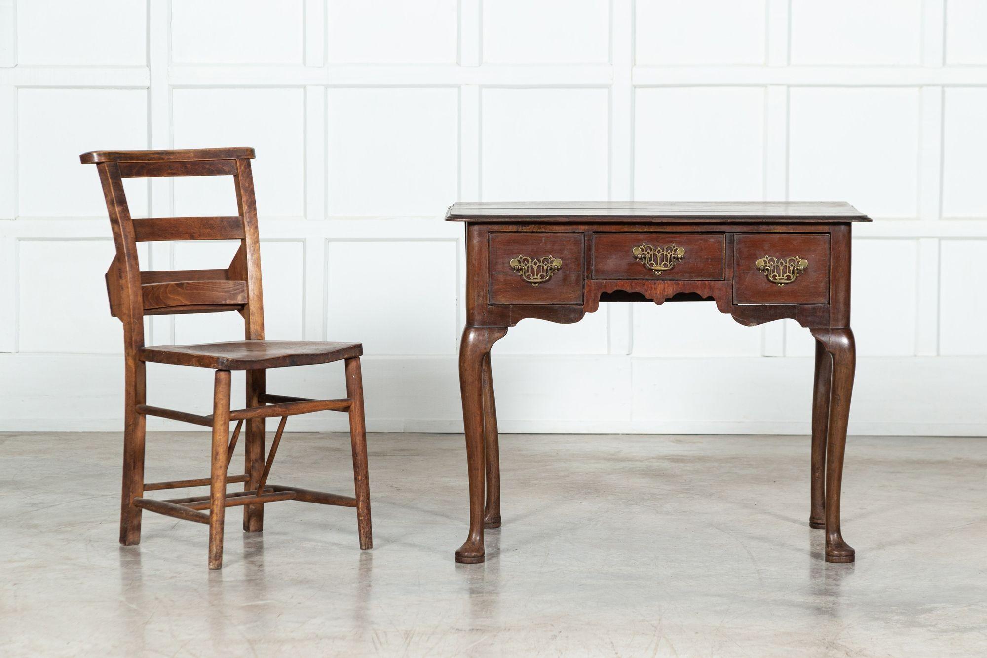 Buffet bas en noyer George III en vente 1