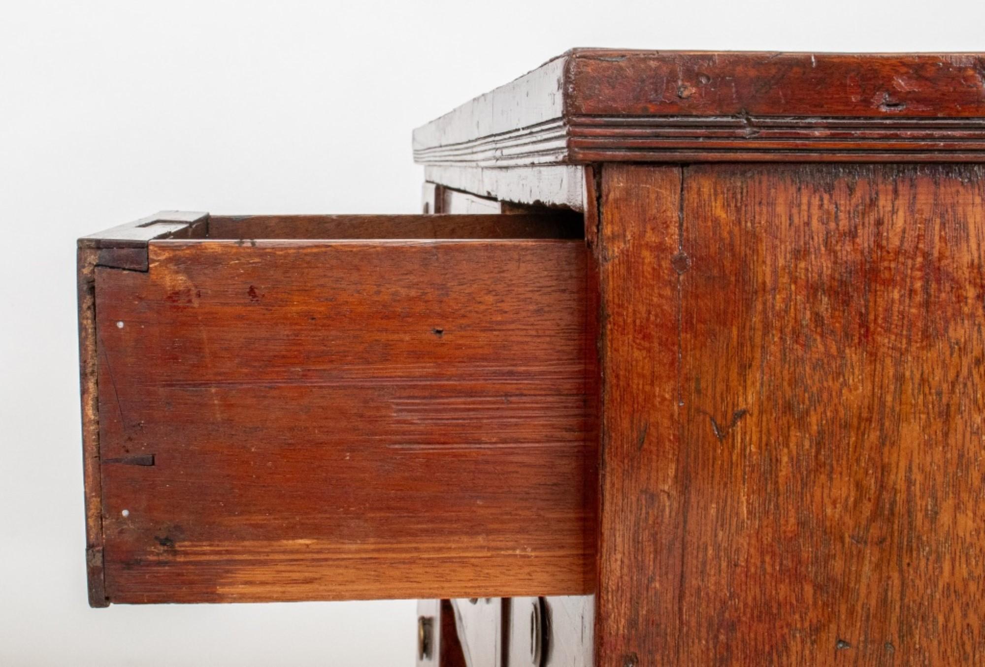 George III Walnut Tall Kneehole Desk, ca. 1800 In Good Condition For Sale In New York, NY