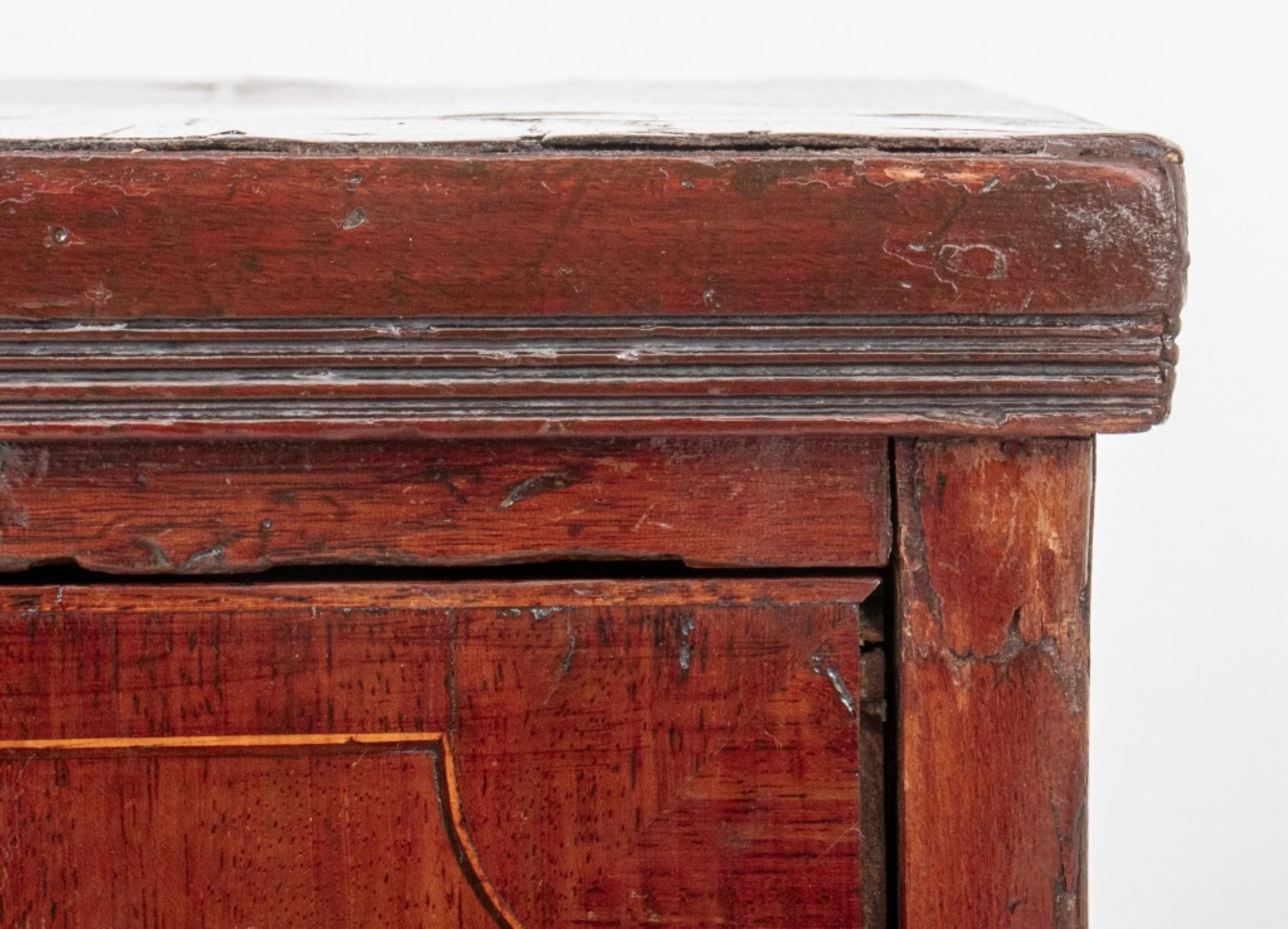 George III Walnut Tall Kneehole Desk, ca. 1800 For Sale 2