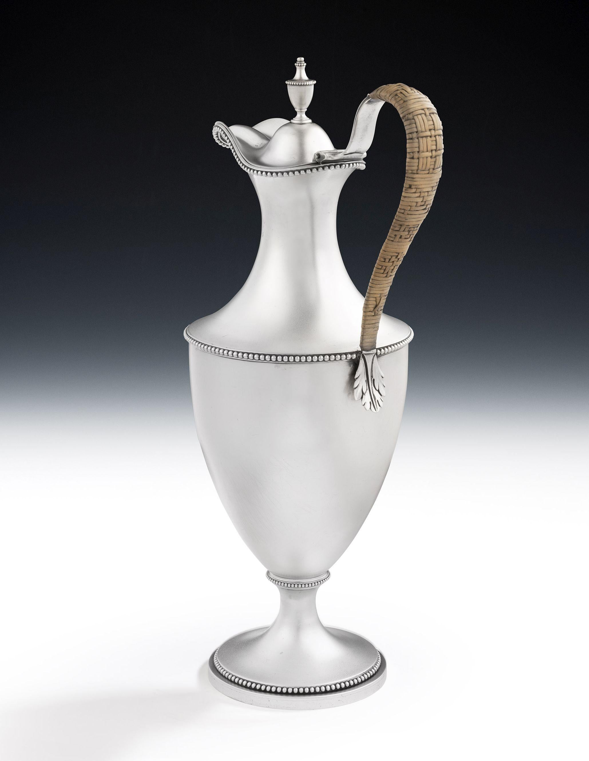 Eine sehr schöne Wasser-/Weinkanne von George III, hergestellt 1778 in London von Makepeace & Carter

Die Kanne hat eine neoklassische Form und steht auf einem gewölbten Rundfuß.  Der Hauptkörper ist vasenförmig und mit verschiedenen Perlenbändern