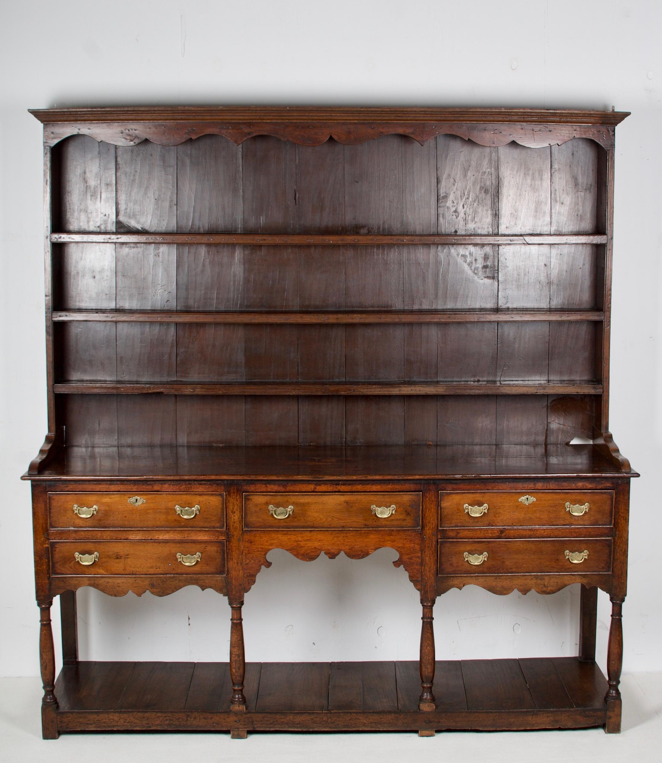 This Welsh dresser is a piece that has been modified, the
lower portion is 18th century, the upper shelf portion is made
of antique elements, probably in the 1950s in the US.
Very lovely piece, the lower portion having a wonderful patina
nice