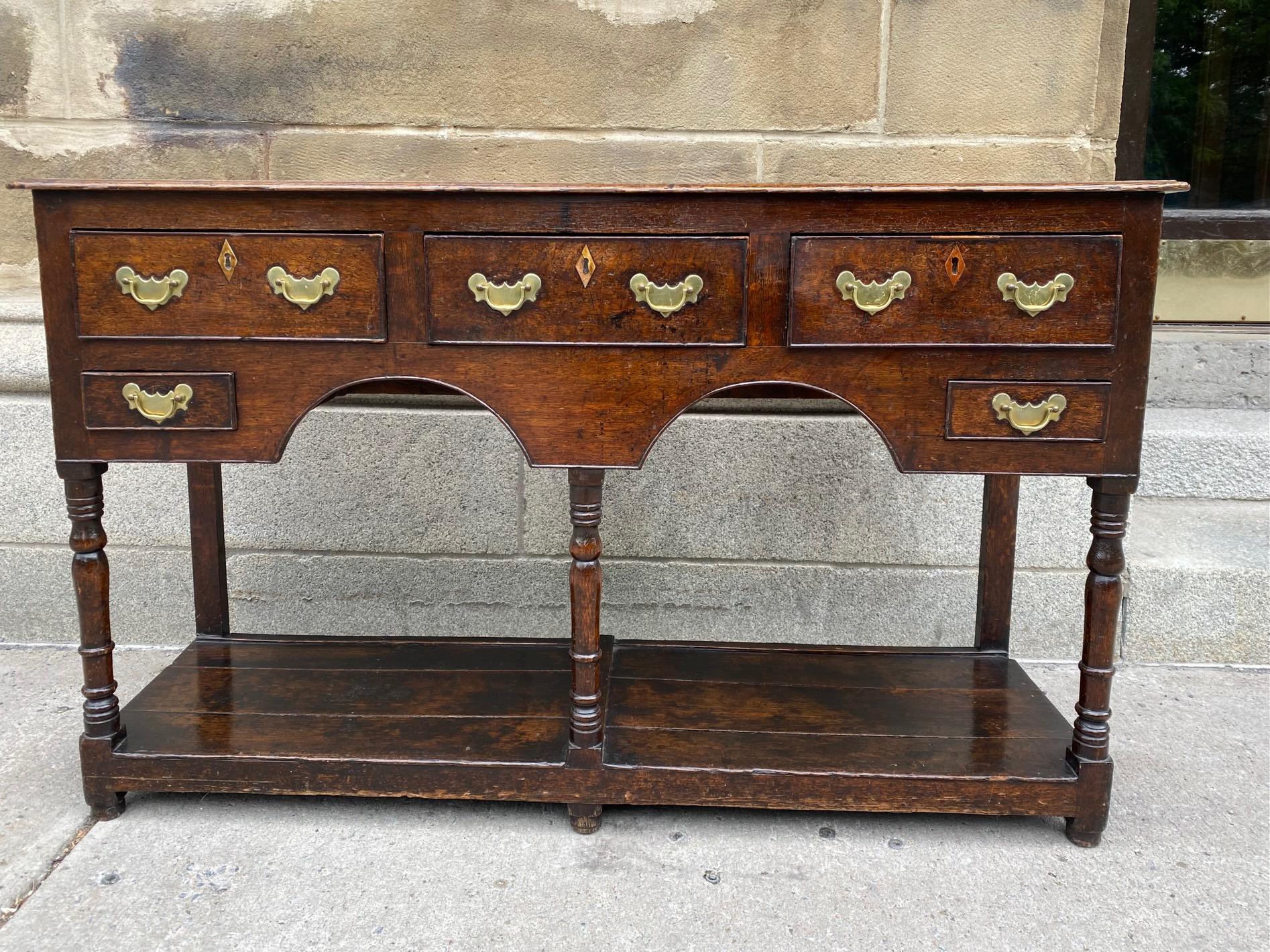 George III Welsh Pot-Board Oak Dresser Base  In Good Condition For Sale In Montreal, QC