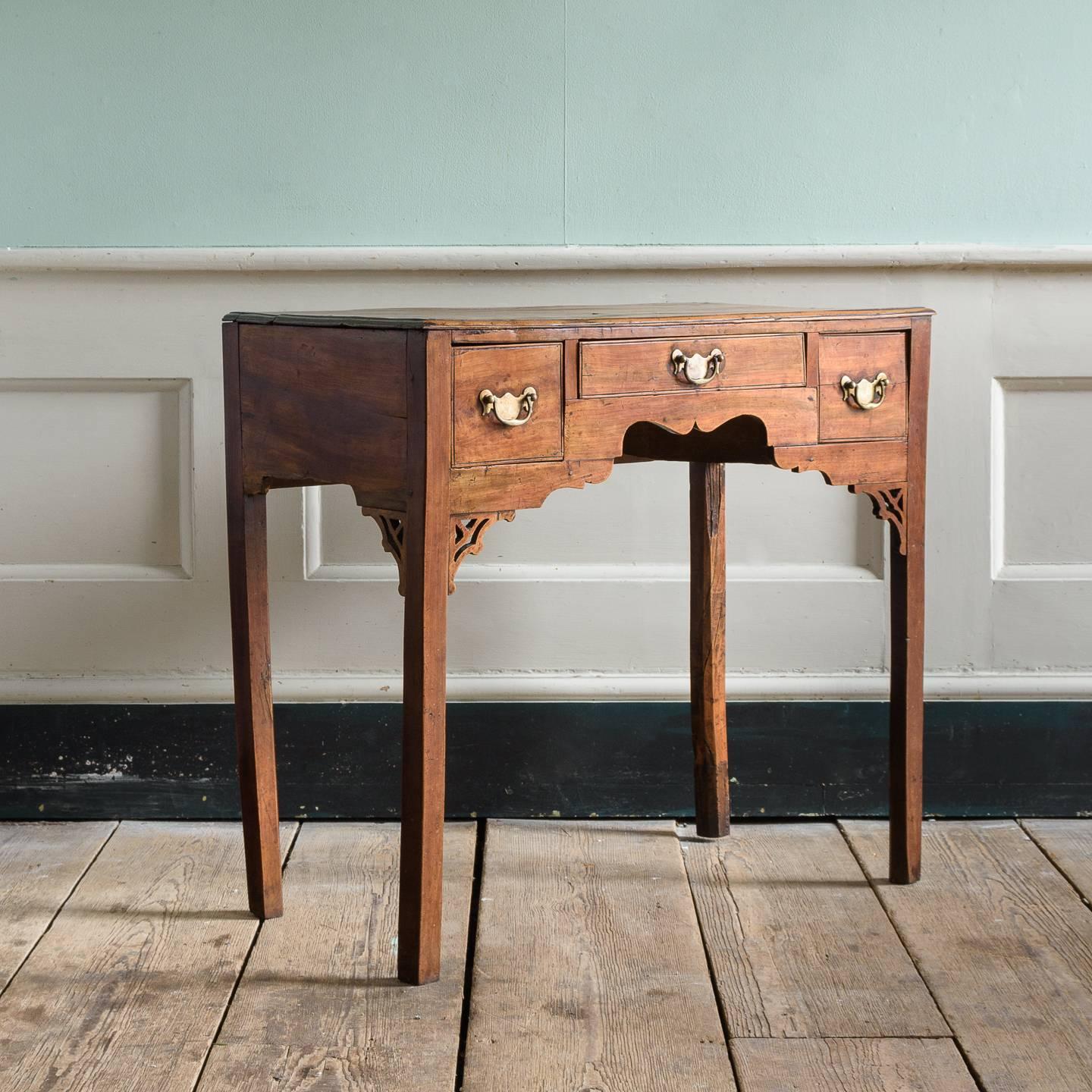 George III Yew and Cherry Lowboy In Good Condition In London, GB