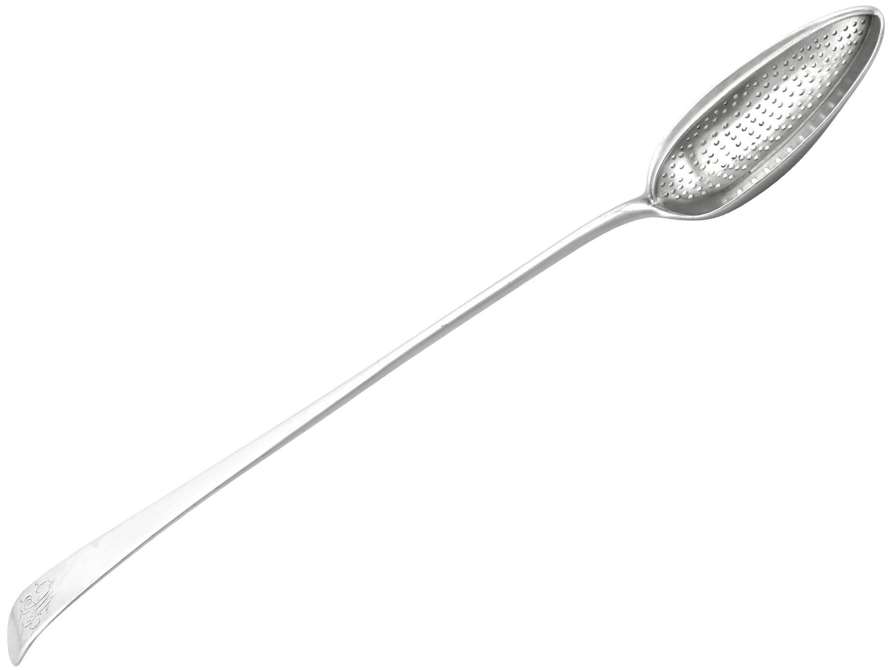 An exceptional, fine and impressive, antique George III York sterling silver Old English pattern gravy straining spoon; an addition to our collectable Georgian silverware collection.

This exceptional antique George III York sterling silver
