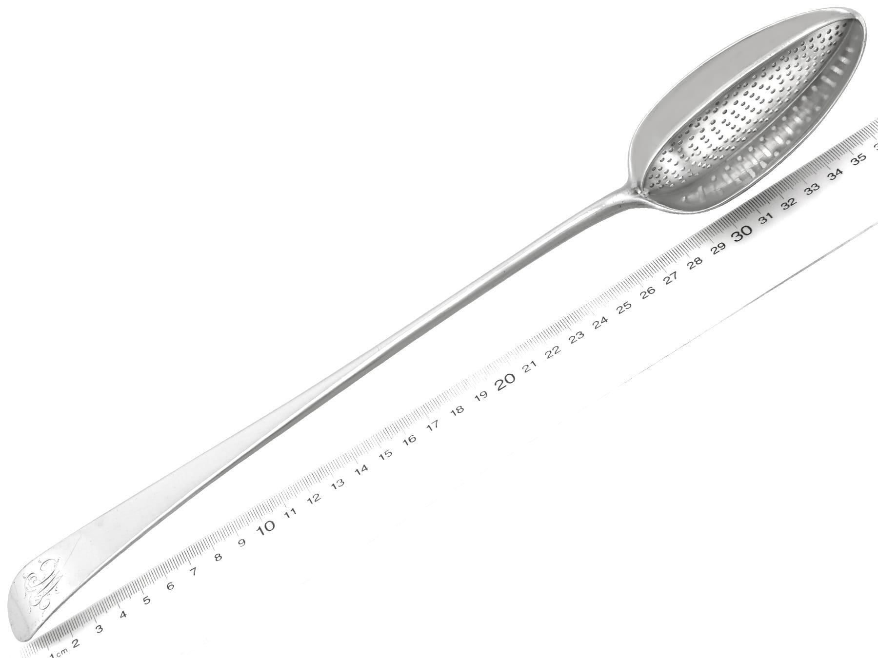 George III York Sterling Silver Old English Pattern Gravy Straining Spoon (1790) For Sale 3